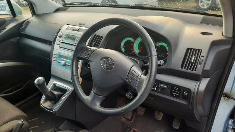 Toyota Corolla verso 1.8 i, снимка 5 - Автомобили и джипове - 35510887