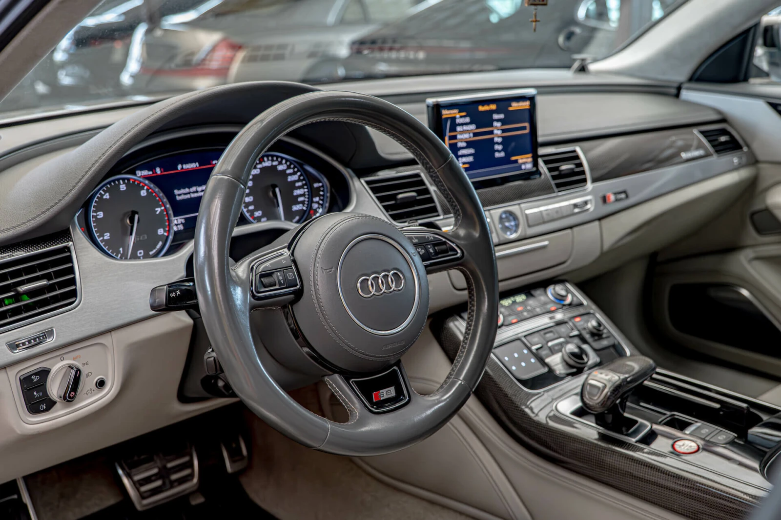 Audi S8 4.0TFSI/EXCLUSIVE/Bang&Olufsen/Алкантар/Обдухване/ - изображение 7
