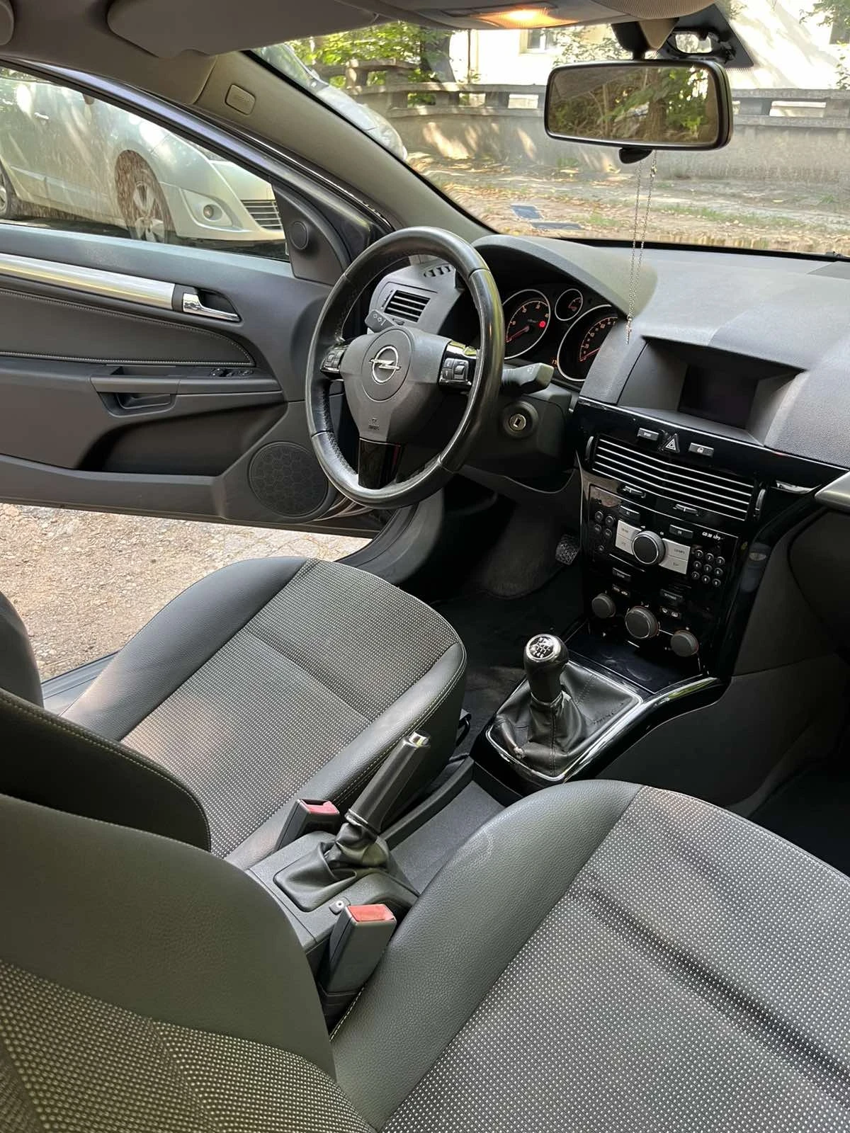 Opel Astra GTC - изображение 10