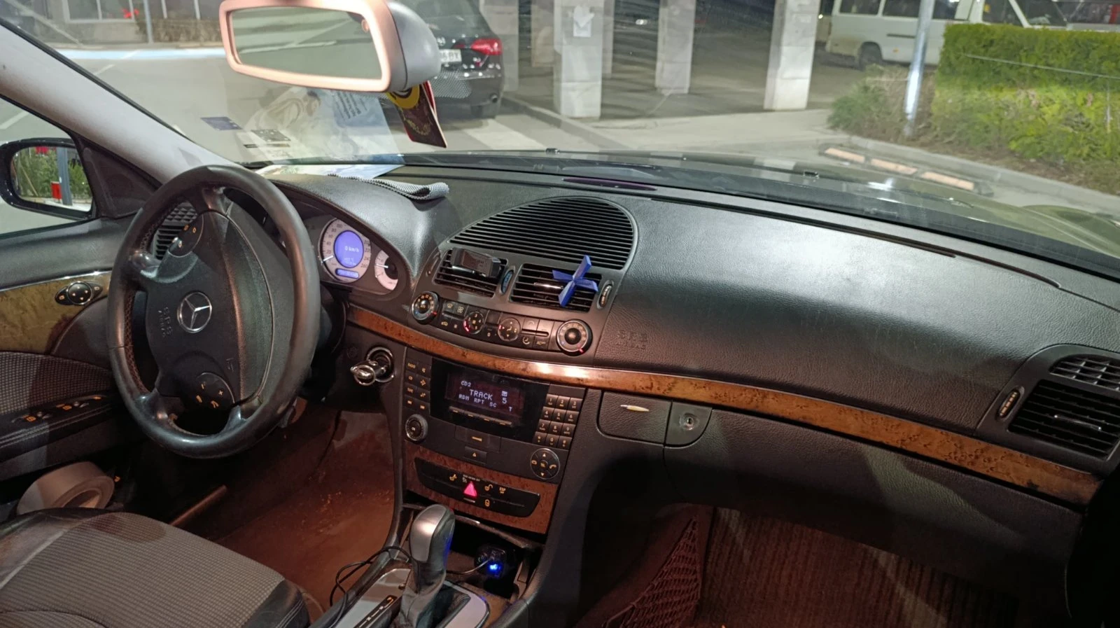Mercedes-Benz E 320, снимка 3 - Автомобили и джипове - 53989356
