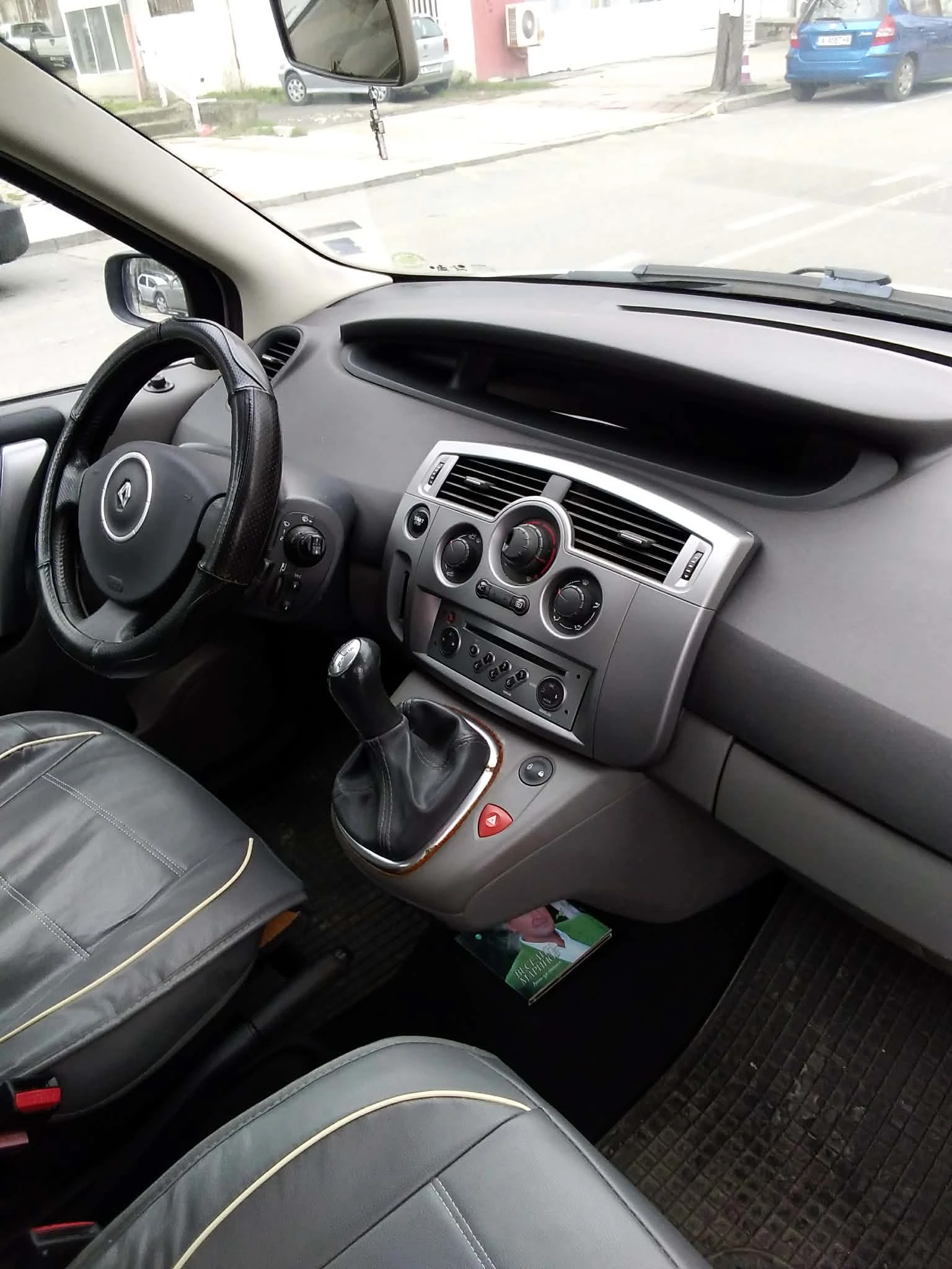 Renault Scenic, снимка 6 - Автомобили и джипове - 54055345