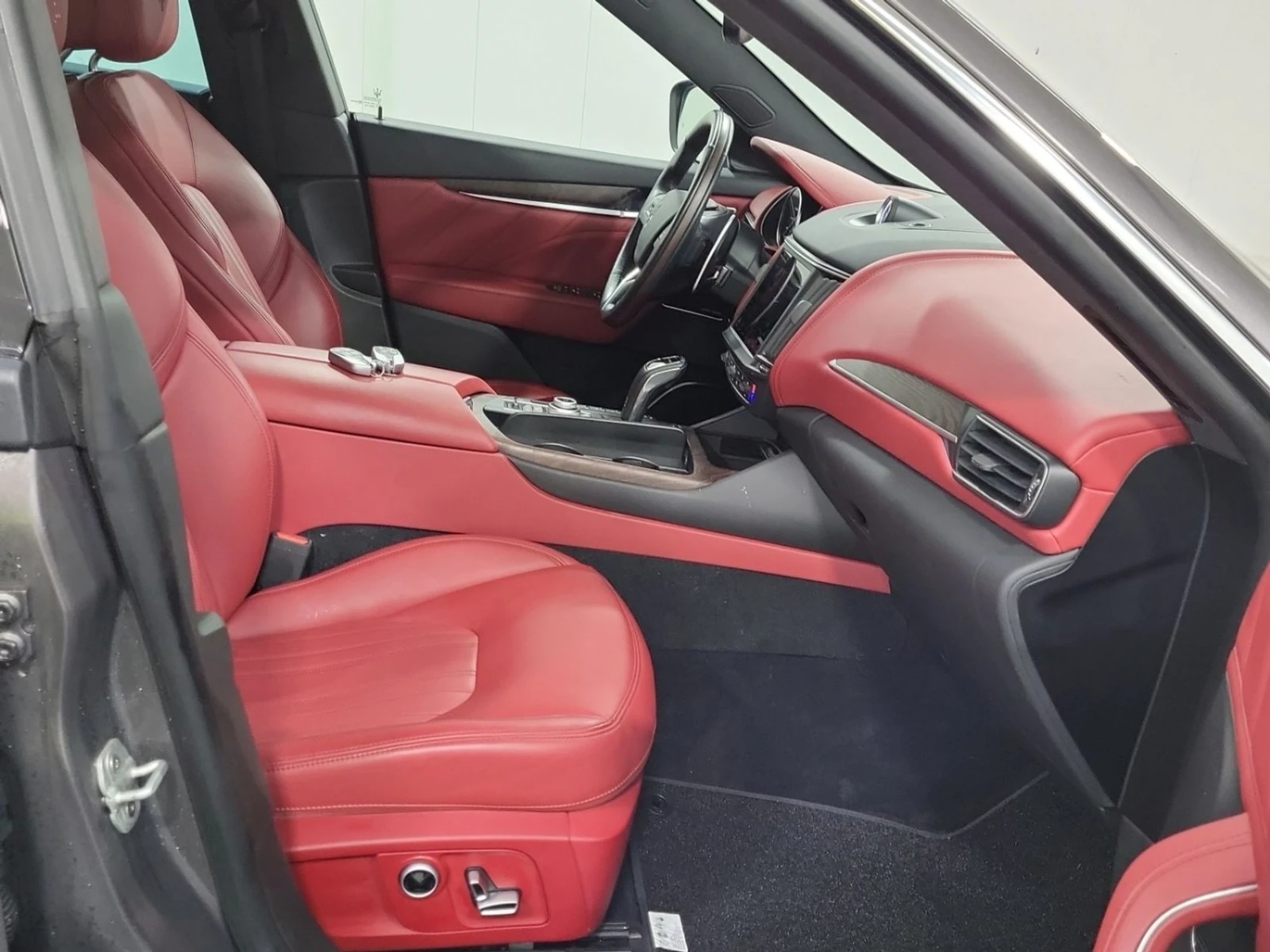 Maserati Levante GT/KEYLESS/LANE ASSIST/ADAPTIVE CRUISE , снимка 13 - Автомобили и джипове - 54229855