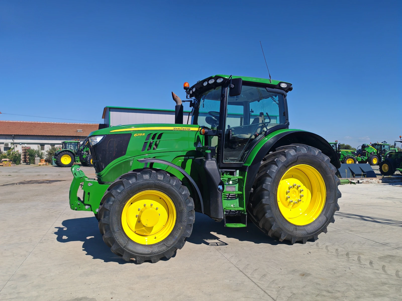 Трактор John Deere 6215R Power Quad лизинг с първоначална вноска 20 %