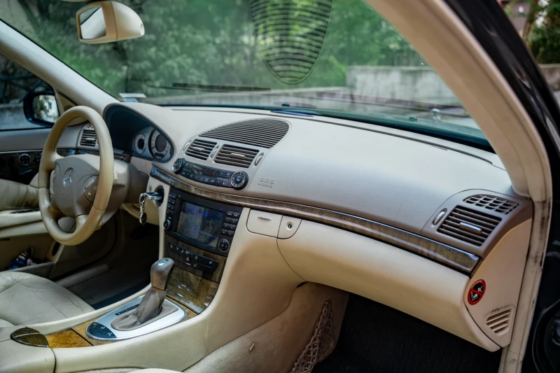 Mercedes-Benz E 500, снимка 12 - Автомобили и джипове - 52251871