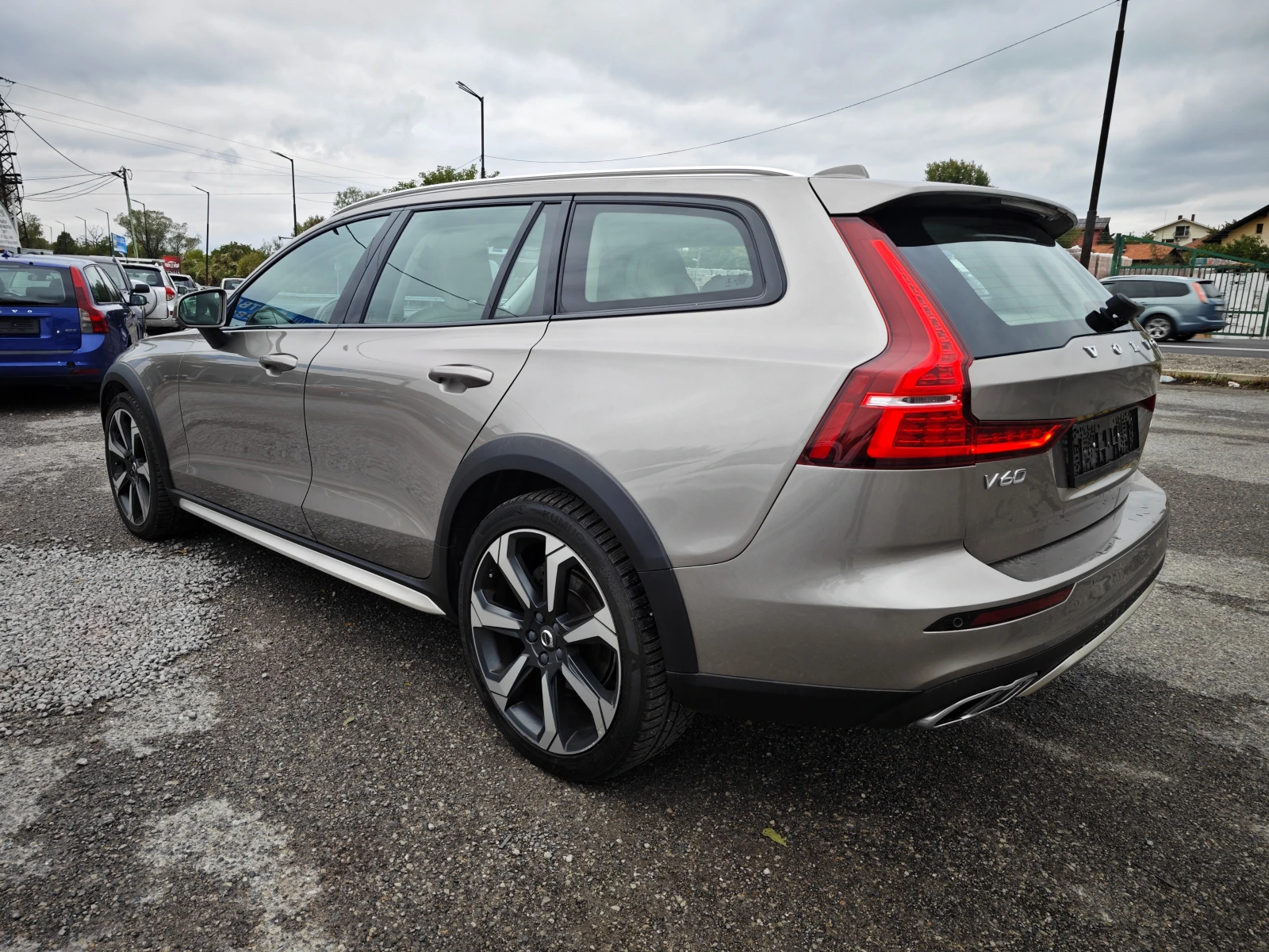 Volvo V60 Cross Country 2, 0 D4 AWD Geartronic - изображение 3