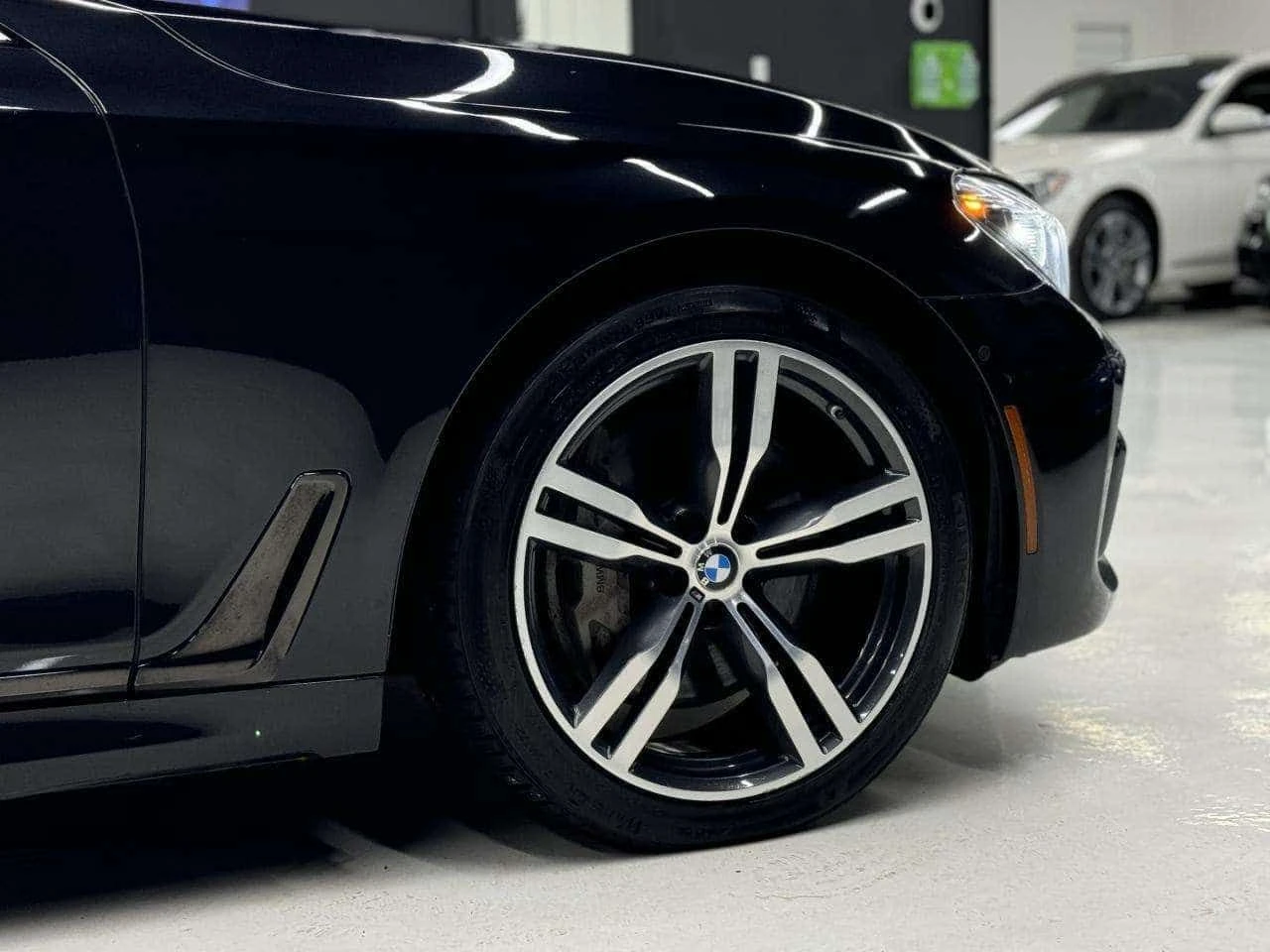 BMW 750 * CARFAX * ЦЕНА ДО БГ, снимка 3 - Автомобили и джипове - 54777109