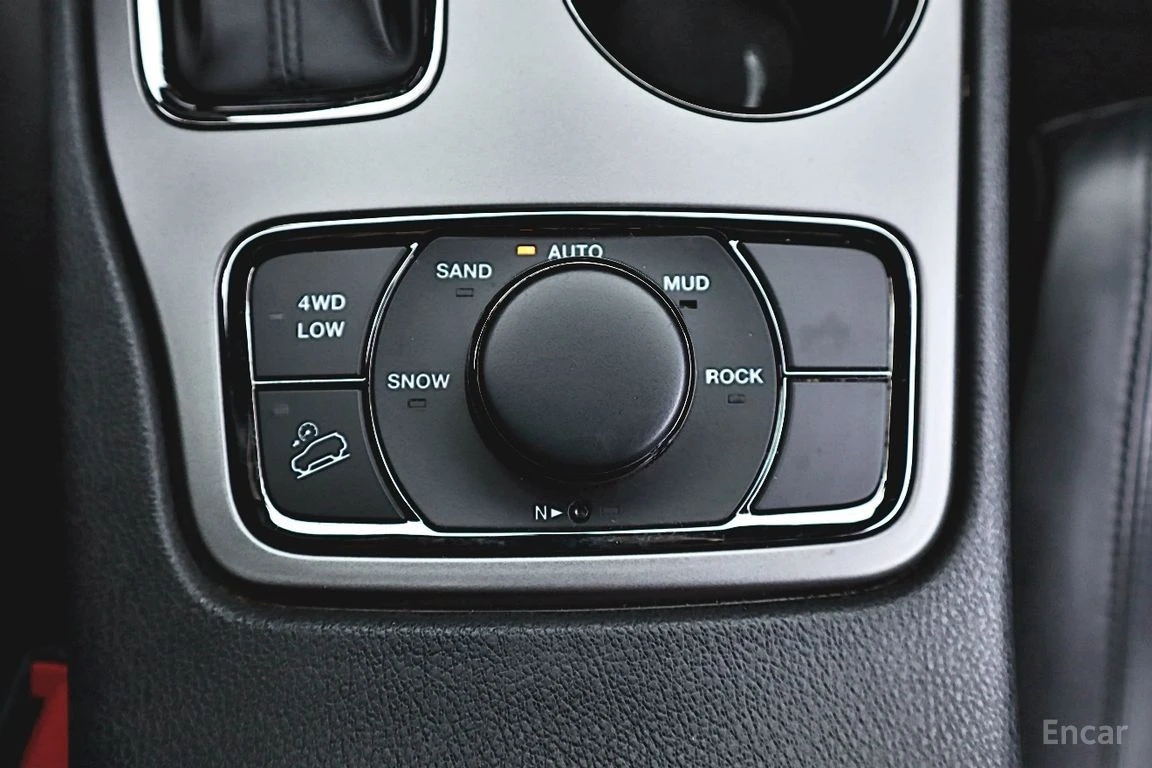 Jeep Grand cherokee 3.6* V6* 8ZF* LIMITED* ПОДГРЕВ* ОБДУХВАНЕ* 360КАМЕ, снимка 15 - Автомобили и джипове - 54683189