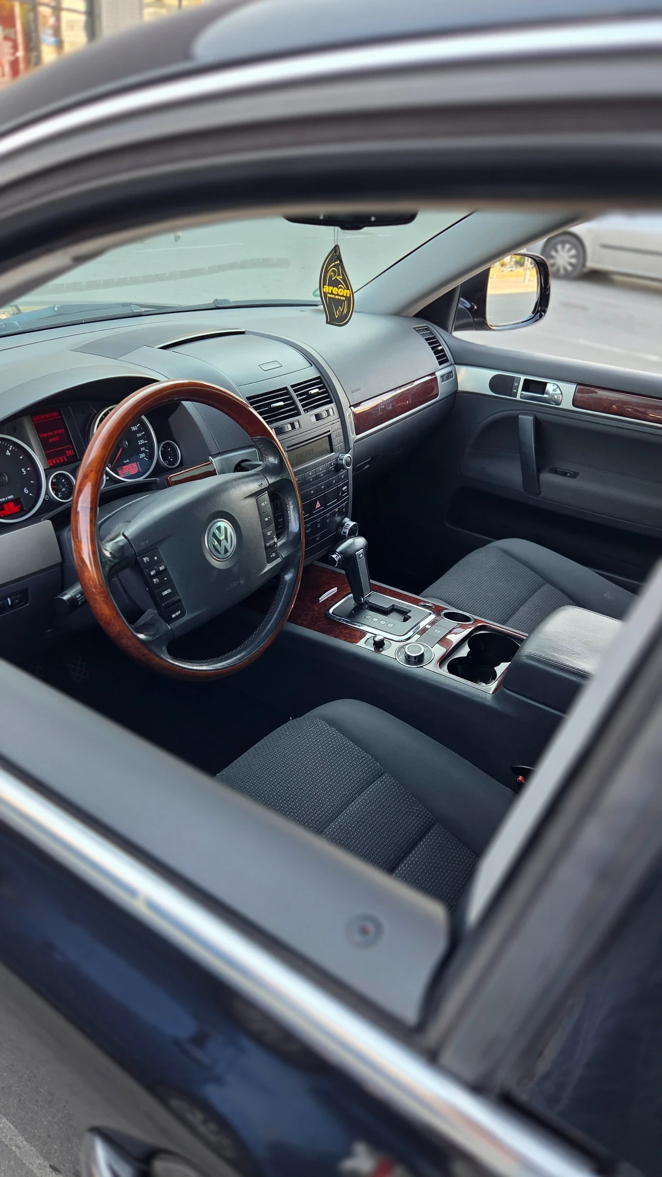 VW Touareg 3.0 239кс, снимка 7 - Автомобили и джипове - 55630617