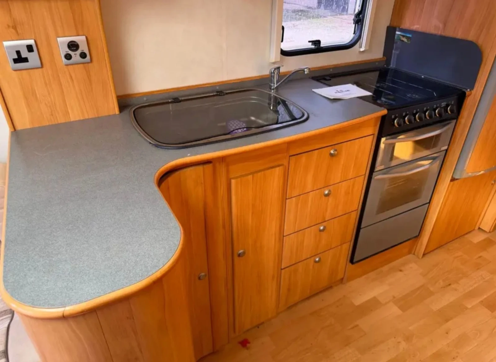 Каравана Adria, снимка 8 - Каравани и кемпери - 54128413