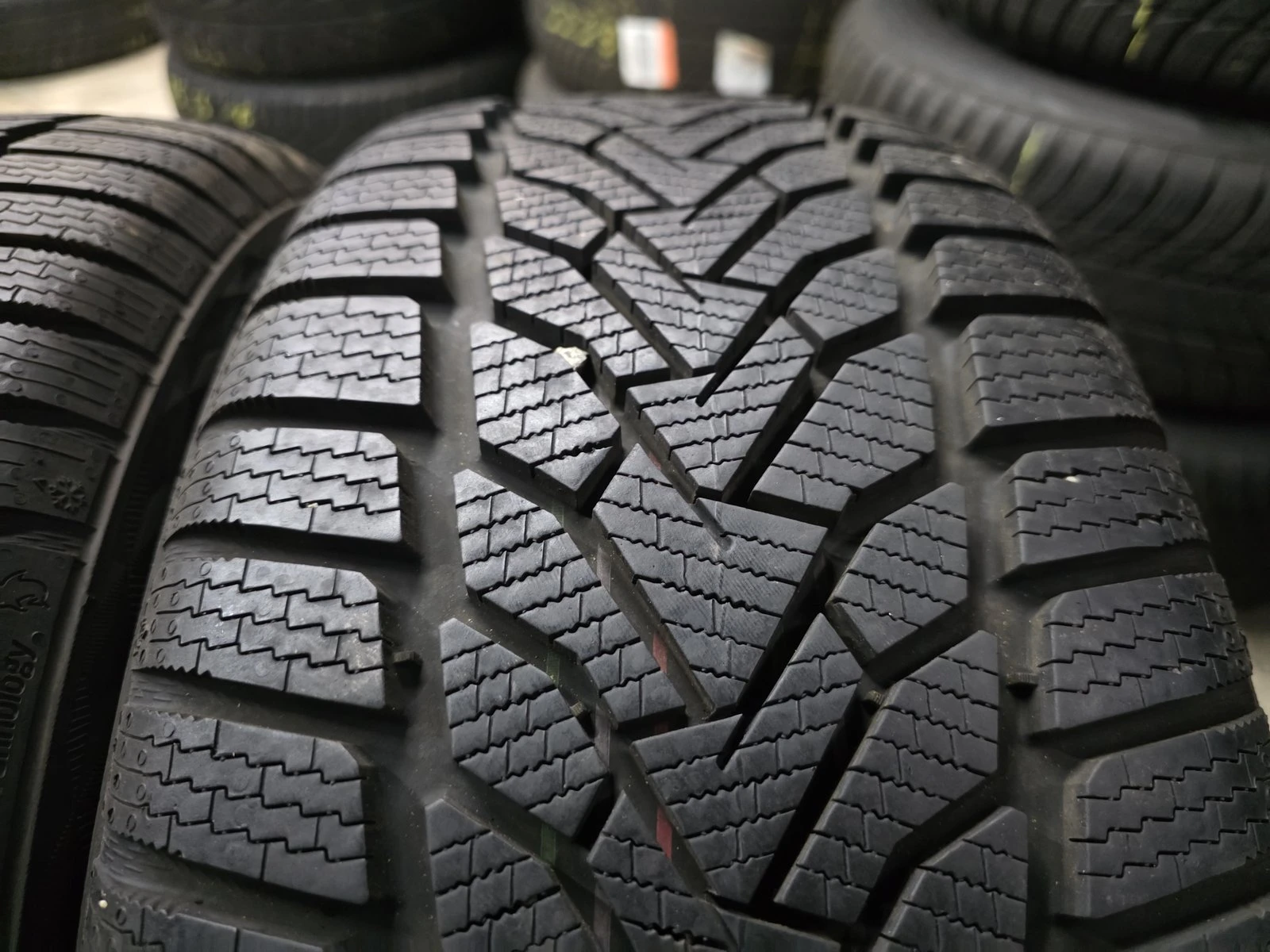 Гуми Зимни 225/55R16, снимка 2 - Гуми и джанти - 56735302