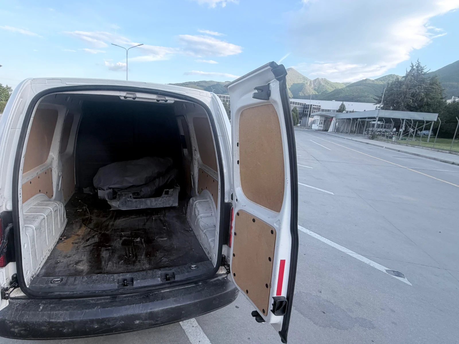 VW Caddy, снимка 8 - Автомобили и джипове - 54360687