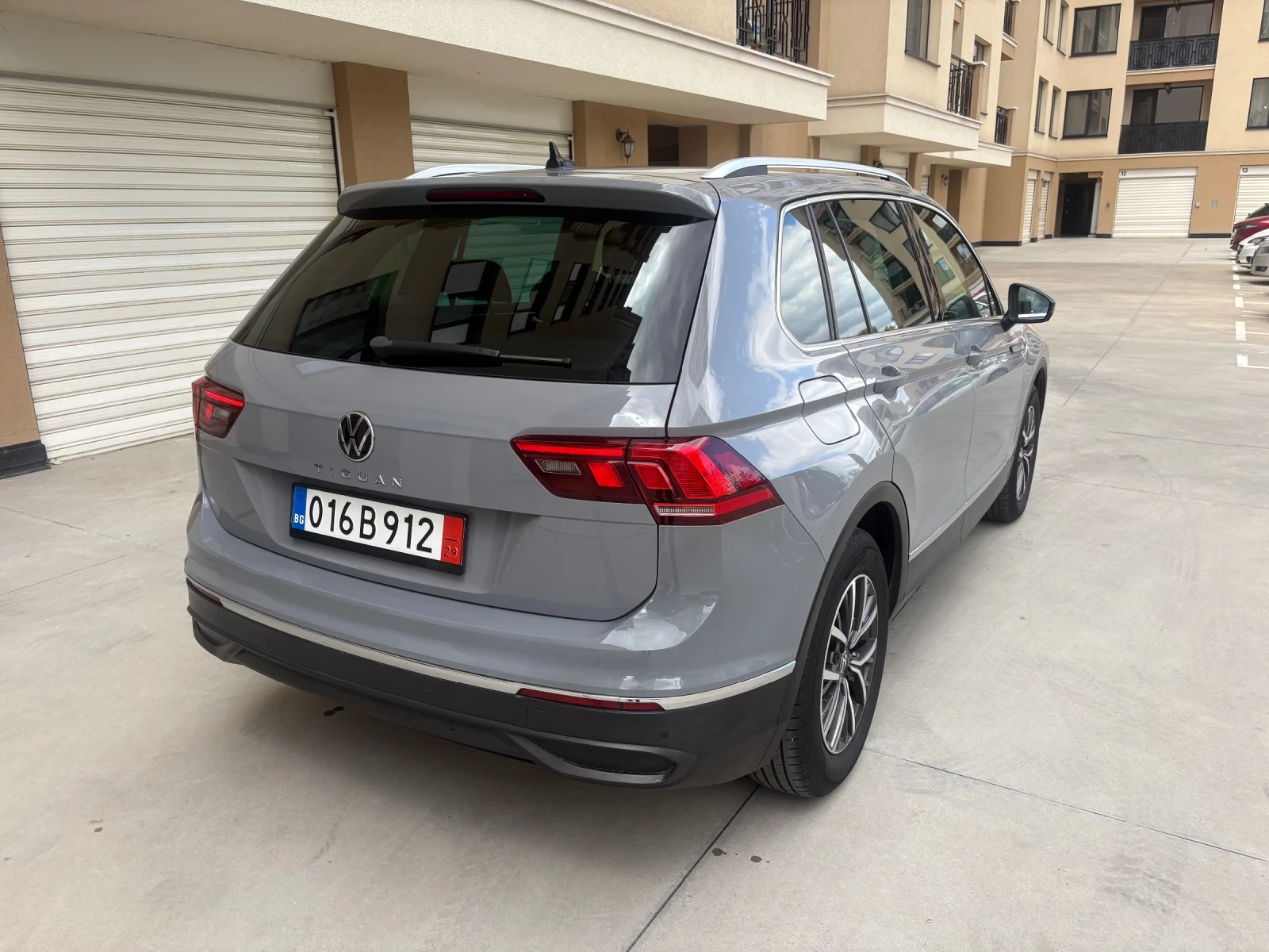 VW Tiguan Facelift, Distronic, Сервизна История, 2022Г., снимка 4 - Автомобили и джипове - 54397384