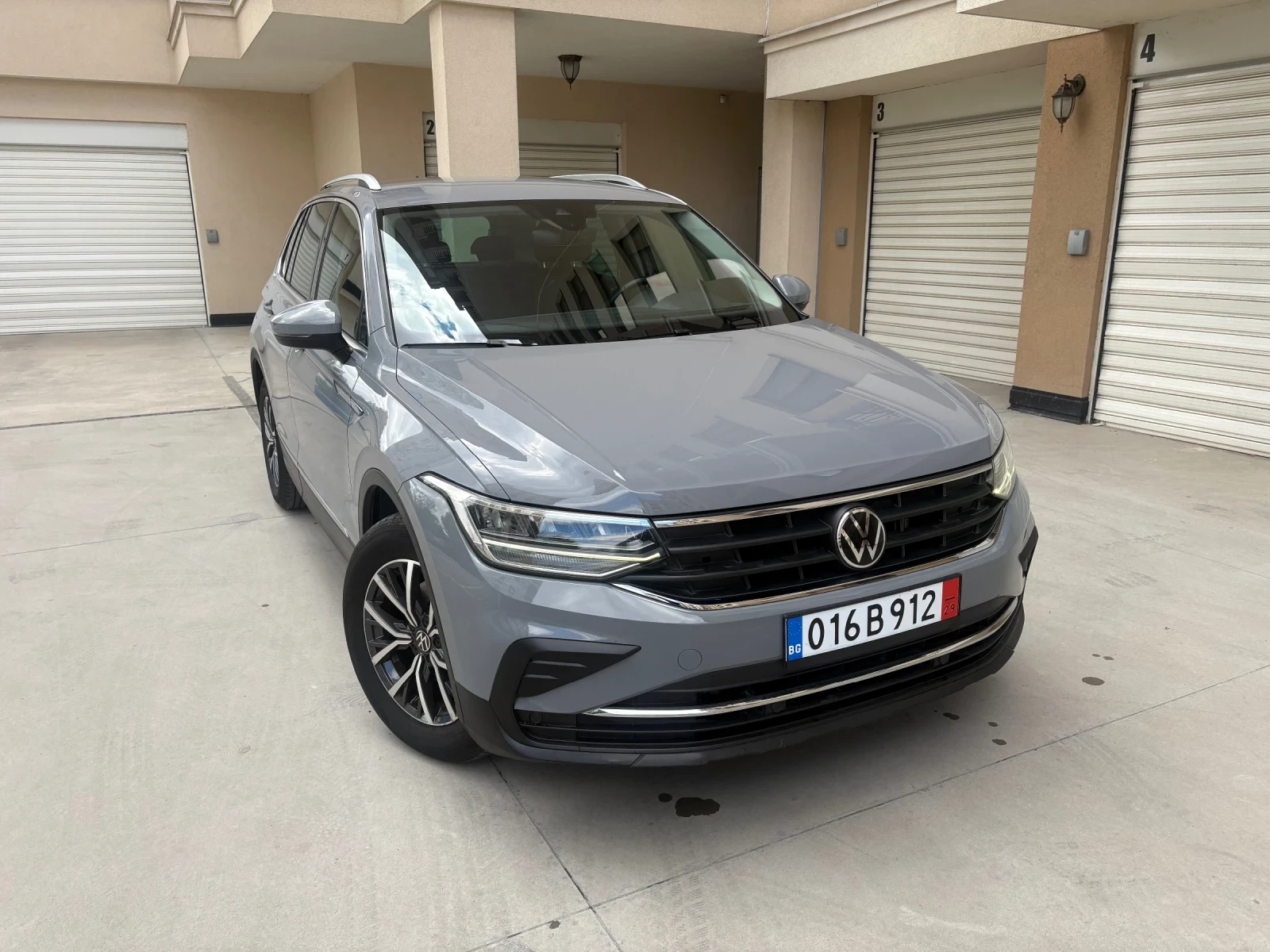 VW Tiguan Facelift, Distronic, Сервизна История, 2022Г., снимка 2 - Автомобили и джипове - 54397384