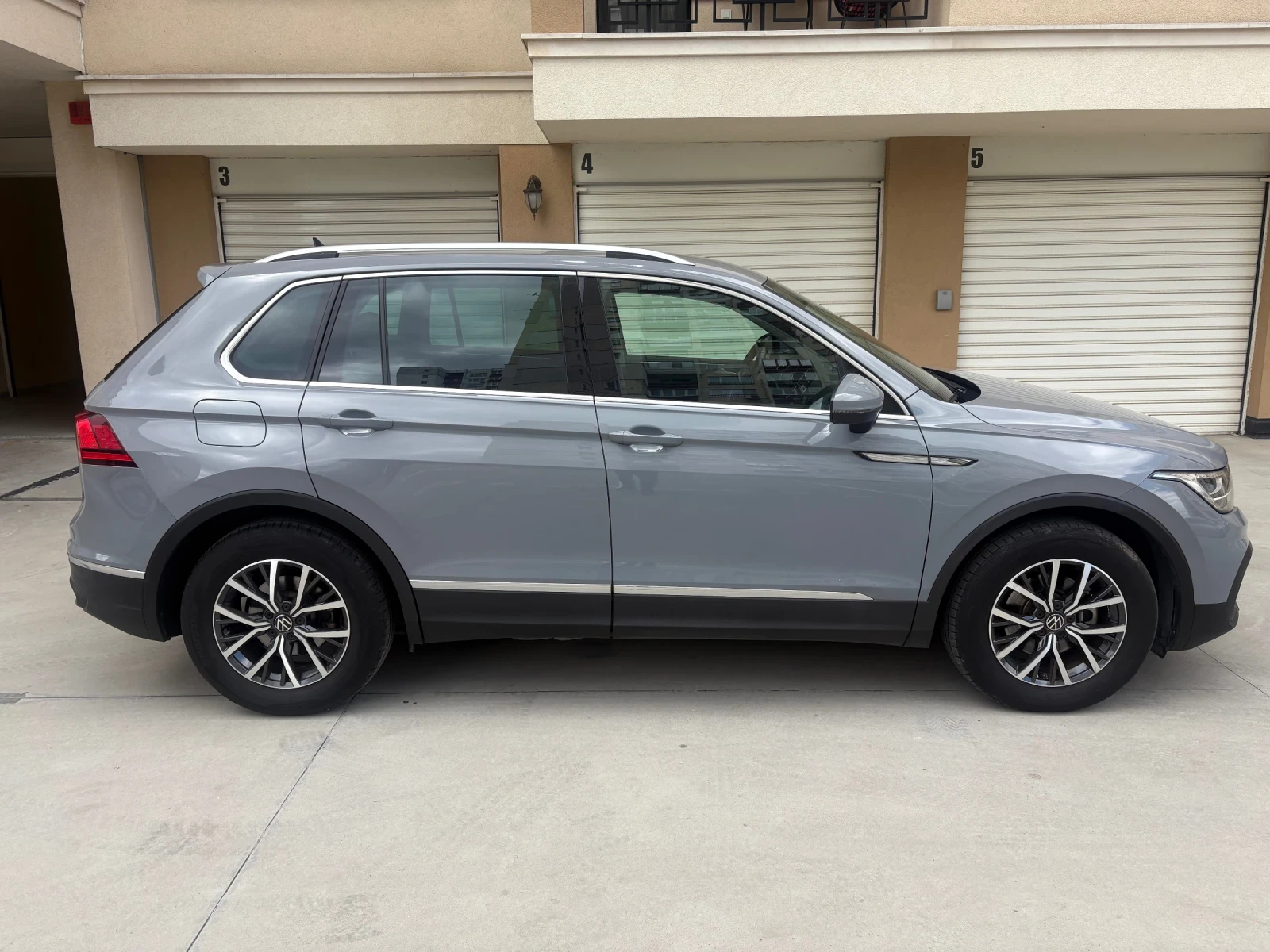 VW Tiguan Facelift, Distronic, Сервизна История, 2022Г., снимка 8 - Автомобили и джипове - 54397384
