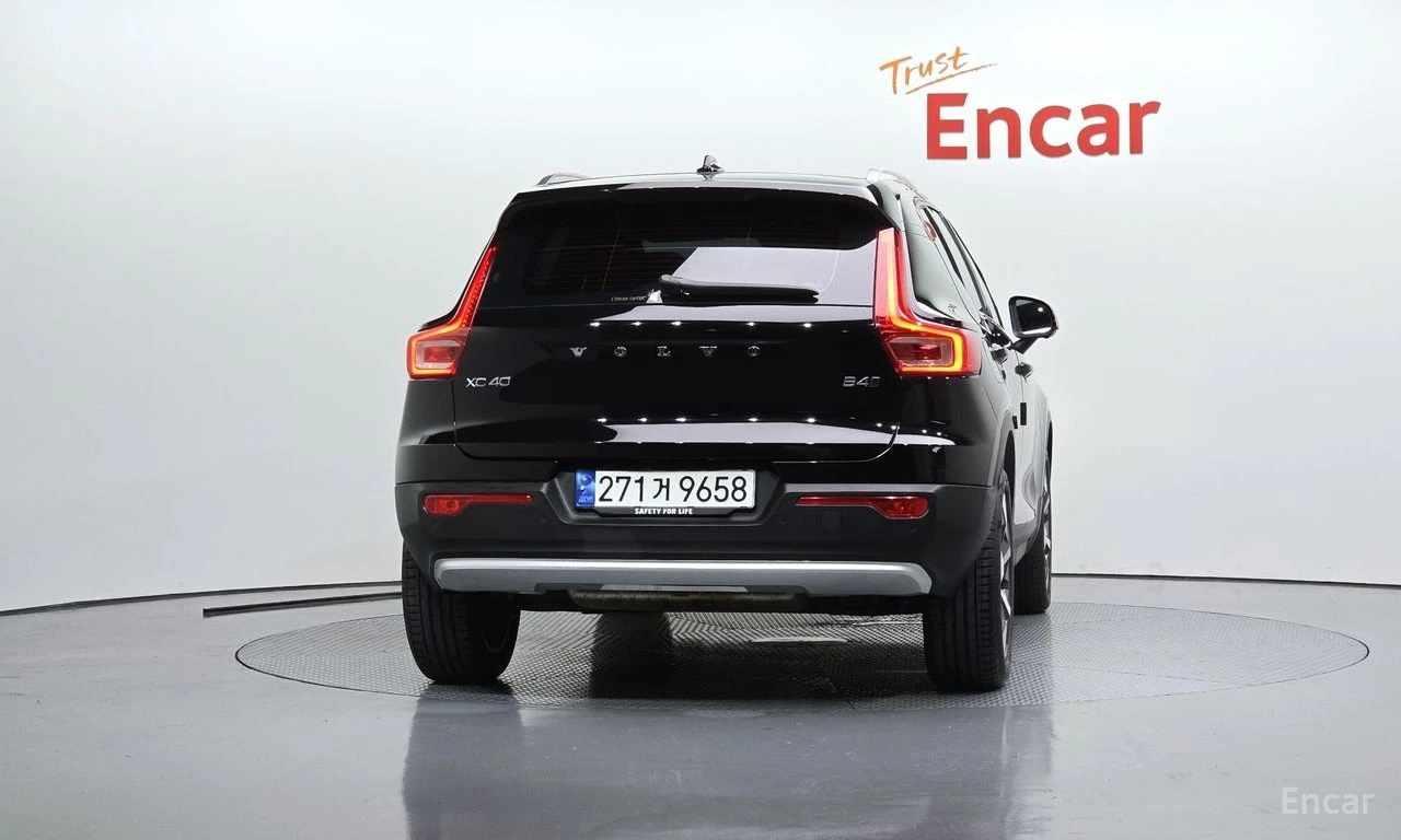 Volvo XC40 ULTIMATE* BRIGHT* 360КАМЕРА* LANE* ASSIST* ПАНОРАМ, снимка 4 - Автомобили и джипове - 54884343