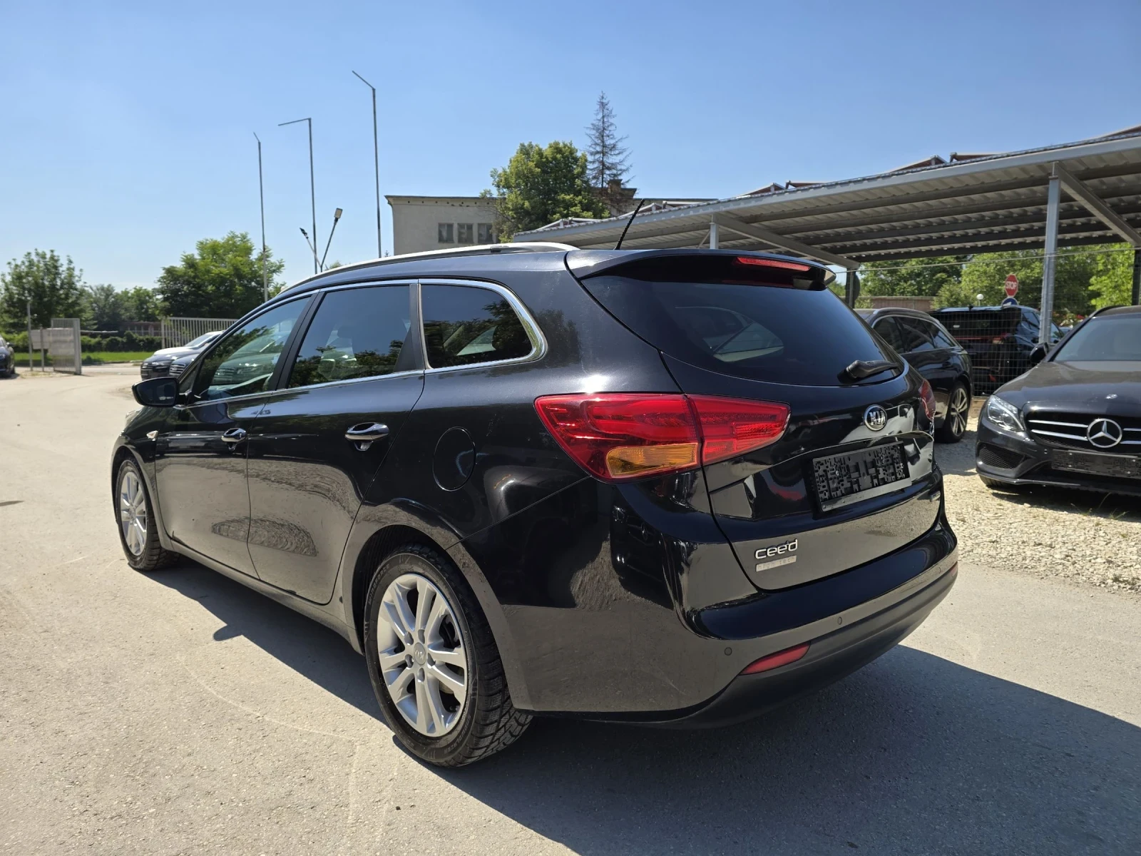 Kia Ceed 1.6crdi 128к.с Топ състояние  - изображение 4