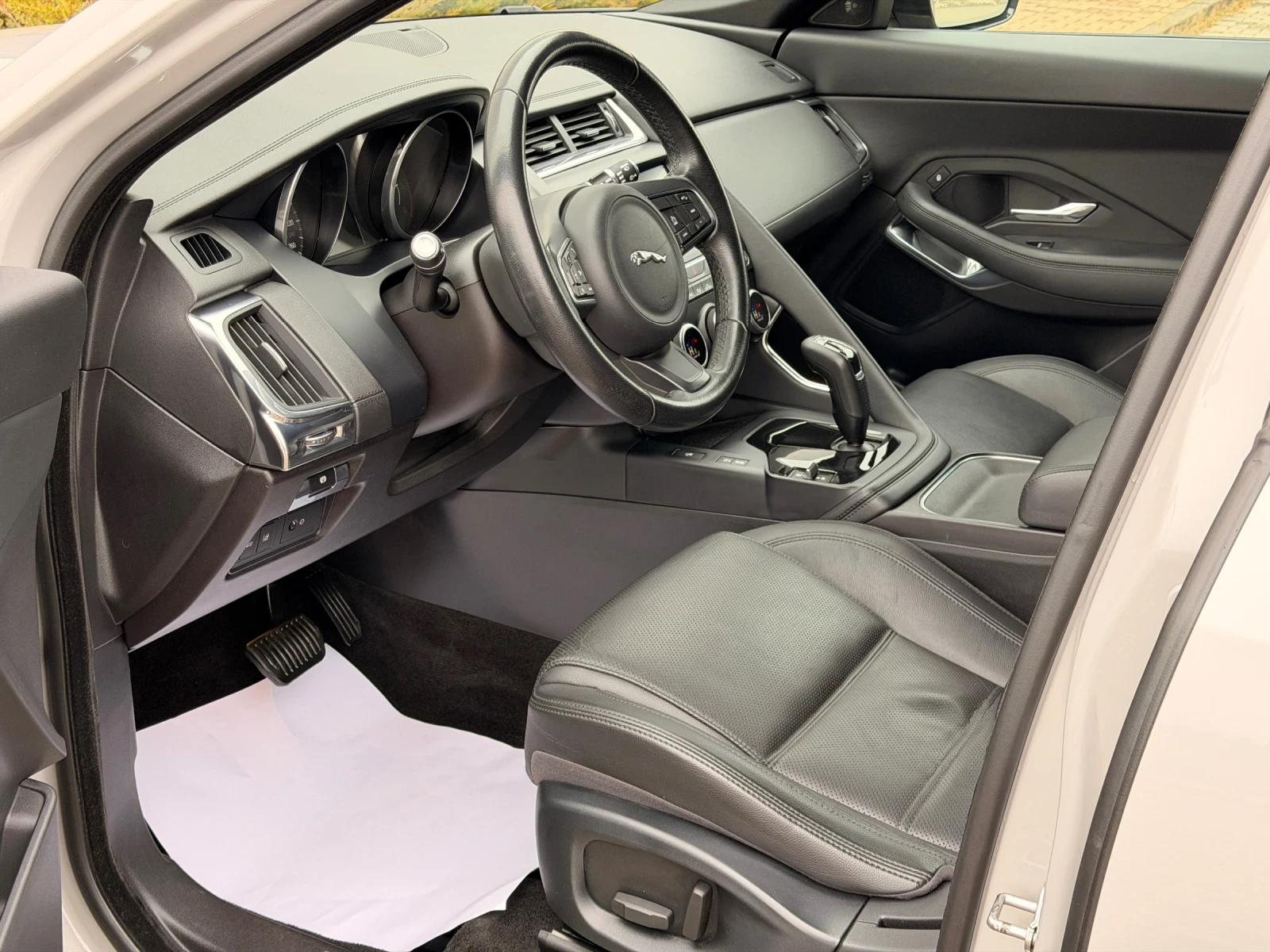 Jaguar E-pace S-LINE-КОЖА-ПОДГРЕВ-HEAD UP-ПРОЖЕКЦИЯ-KAТО НОВ-ТОП - изображение 9
