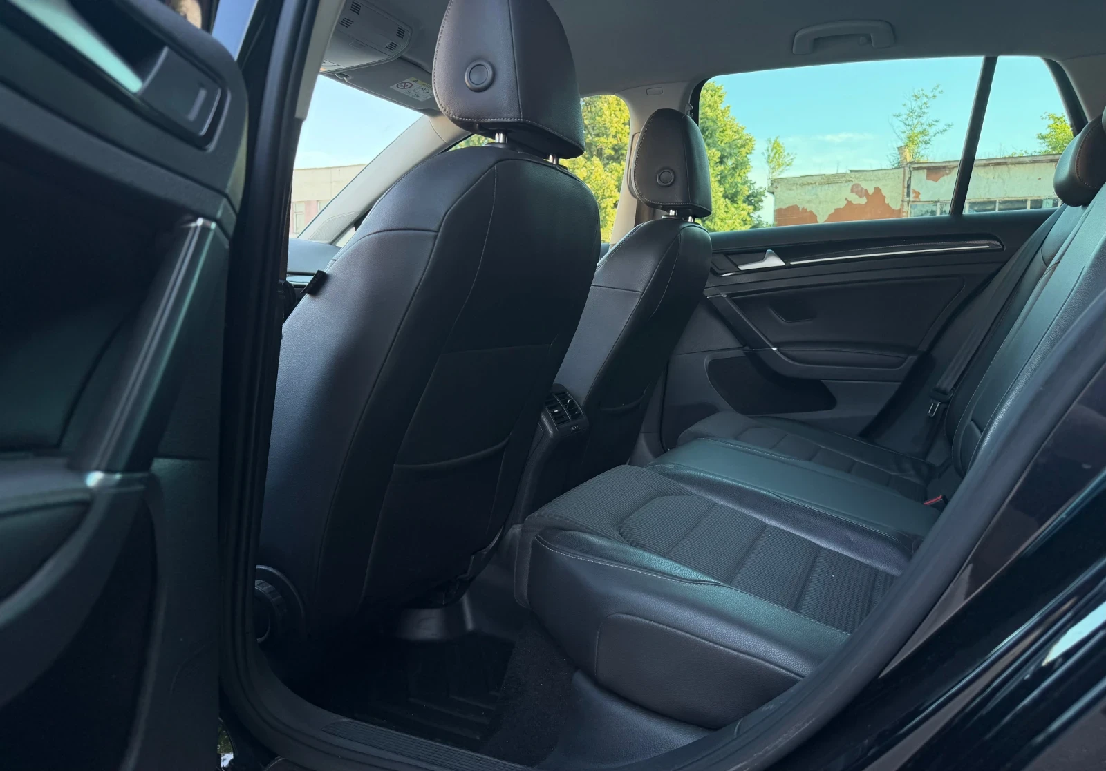 VW Golf 1.6 TDI R-line, снимка 9 - Автомобили и джипове - 54954278
