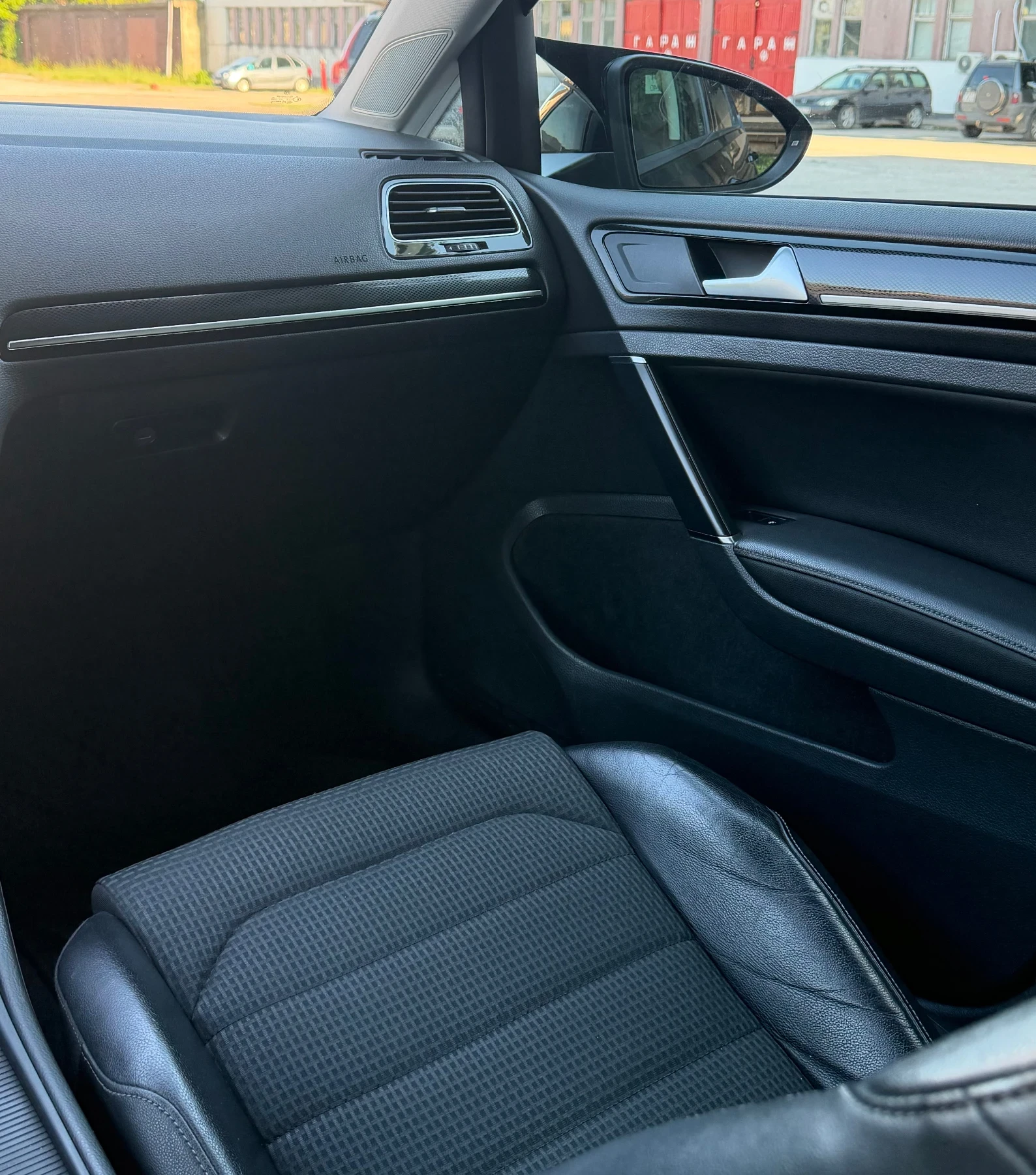 VW Golf 1.6 TDI R-line, снимка 8 - Автомобили и джипове - 54954278