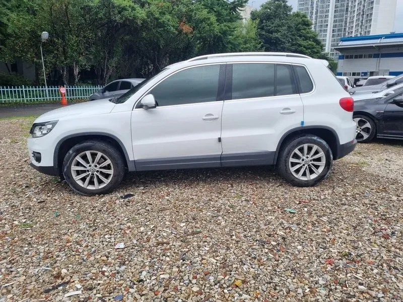 VW Tiguan 2.0 TDI COMFORT, снимка 4 - Автомобили и джипове - 55560117