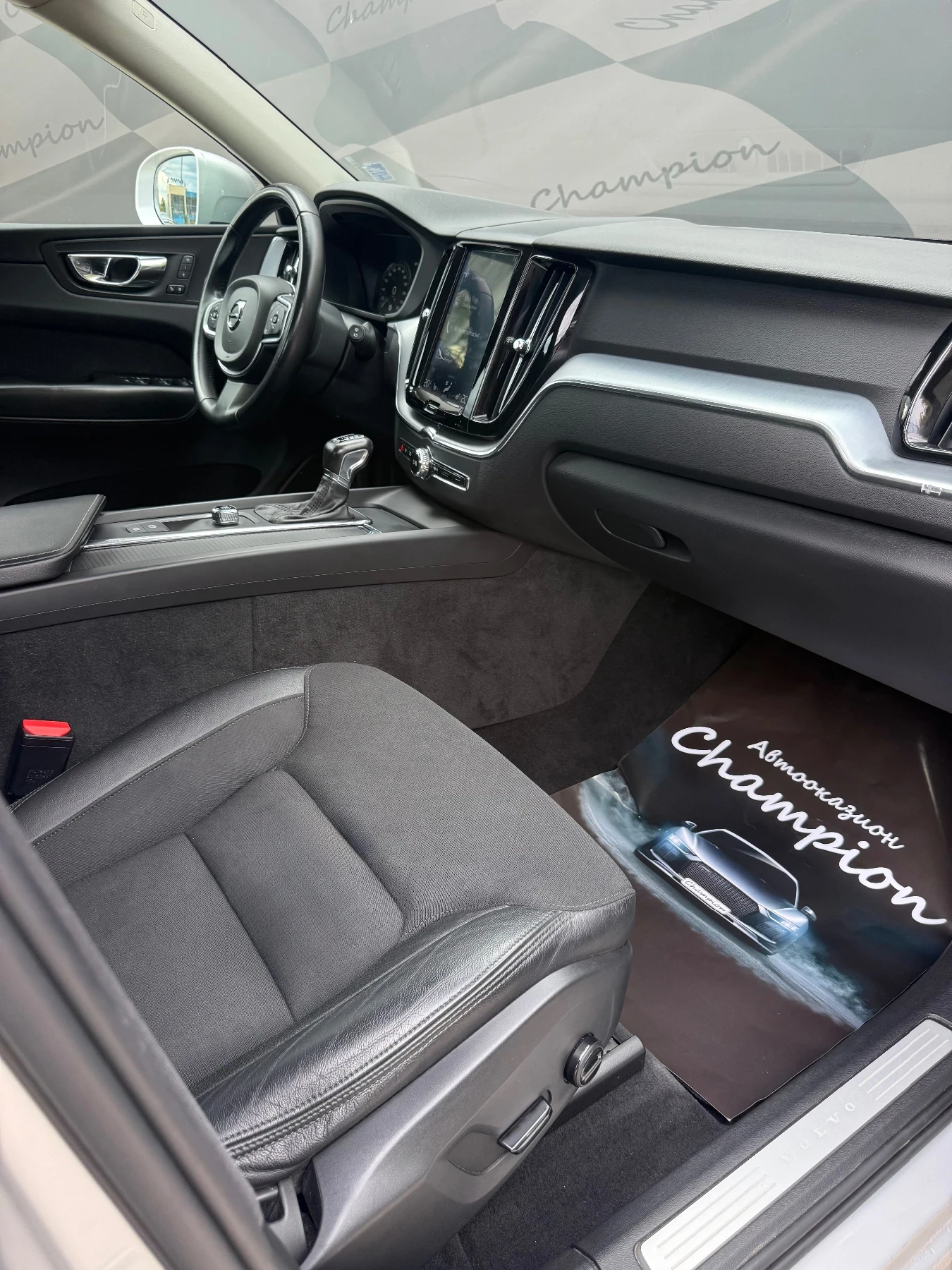 Volvo XC60 2.0 D4 AWD - изображение 9