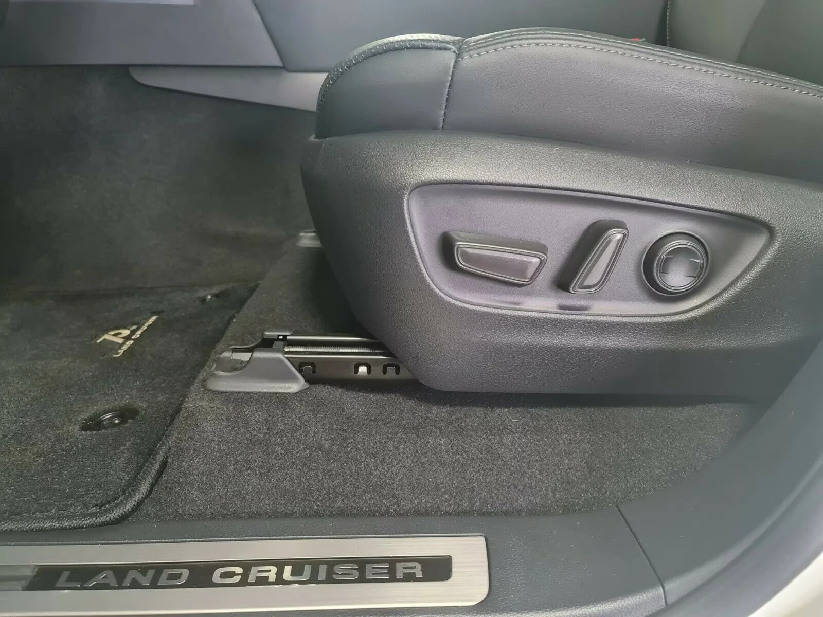 Toyota Land cruiser LC300/415HP/ANNIVERSARY/HUD/360/MEMO/294q | Mobile.bg � ����������� 13