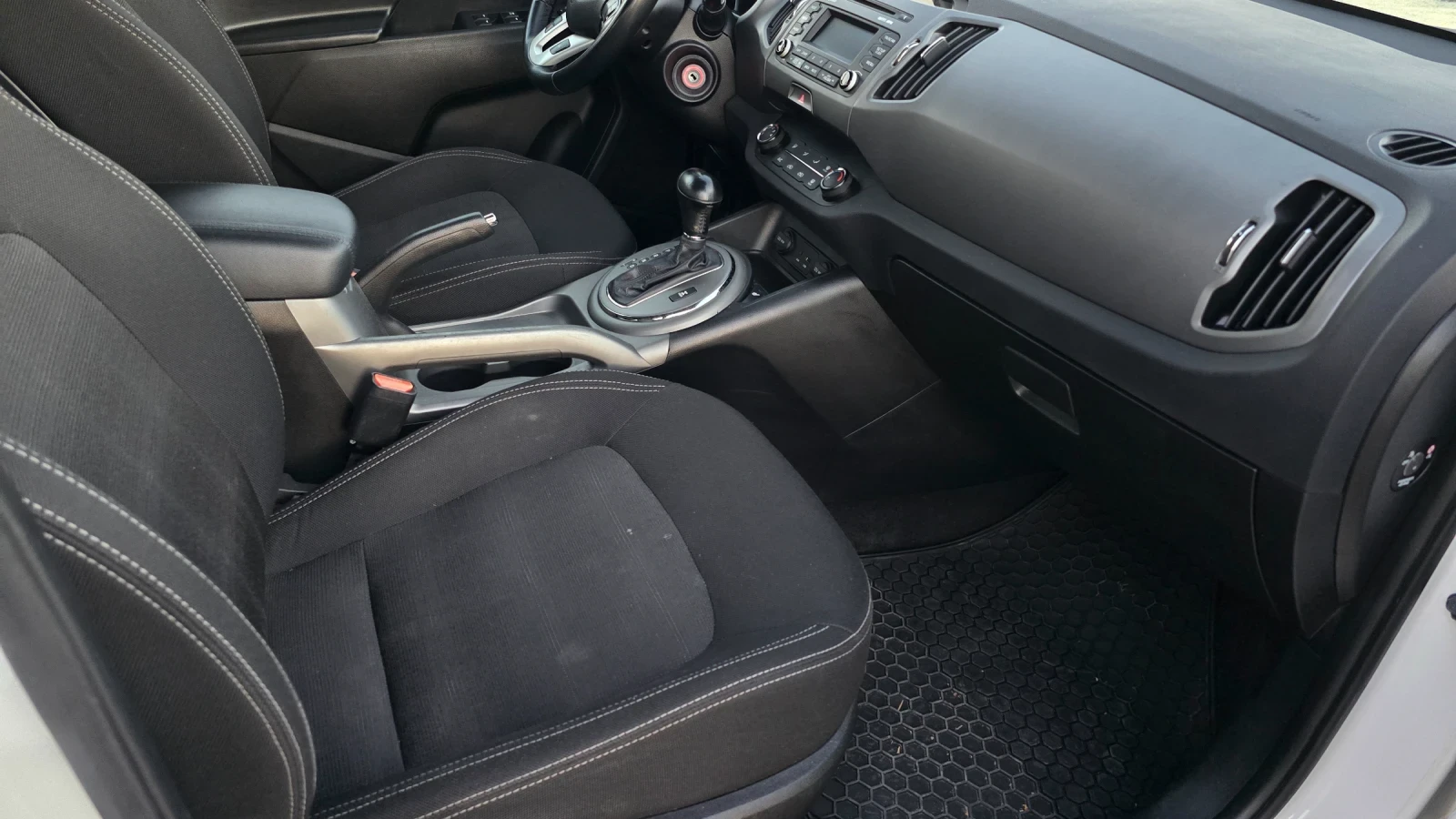 Kia Sportage 2.0 CRDi, снимка 12 - Автомобили и джипове - 54683405