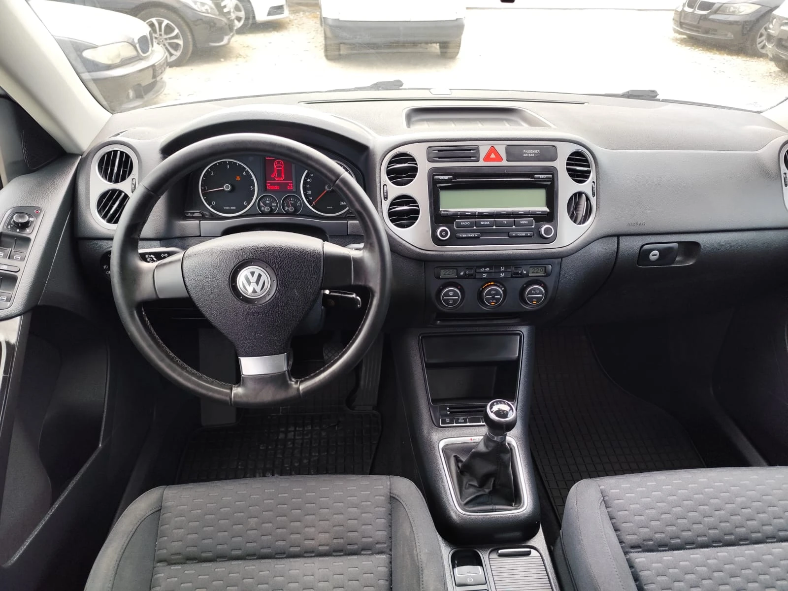 VW Tiguan 2.0 дизел 4х4, снимка 10 - Автомобили и джипове - 55706656