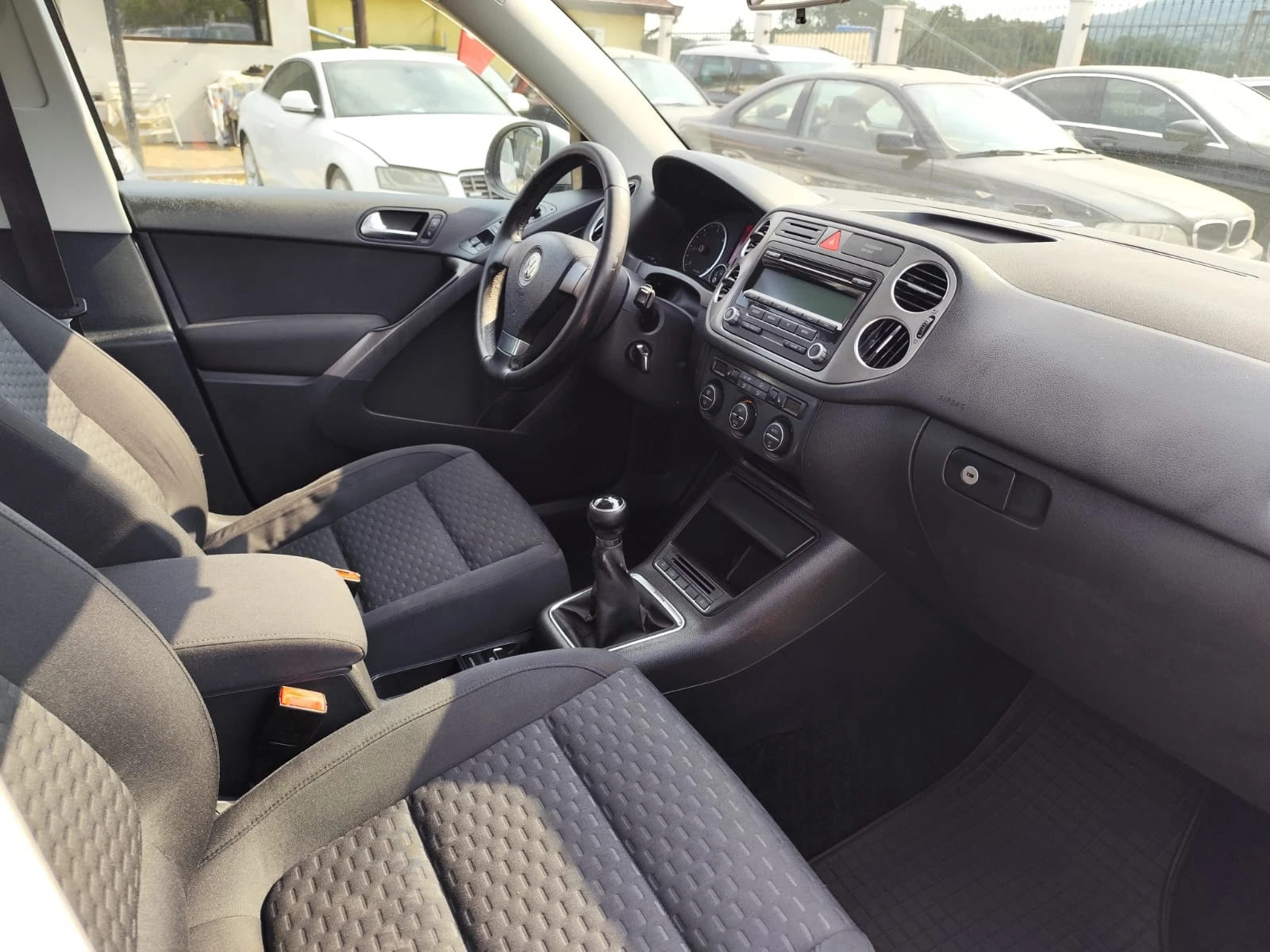 VW Tiguan 2.0 дизел 4х4, снимка 12 - Автомобили и джипове - 55706656