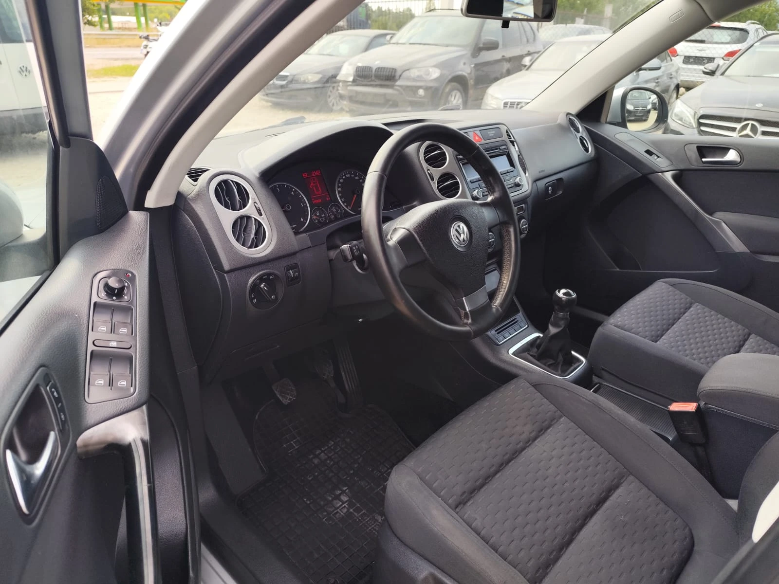 VW Tiguan 2.0 дизел 4х4, снимка 11 - Автомобили и джипове - 55706656