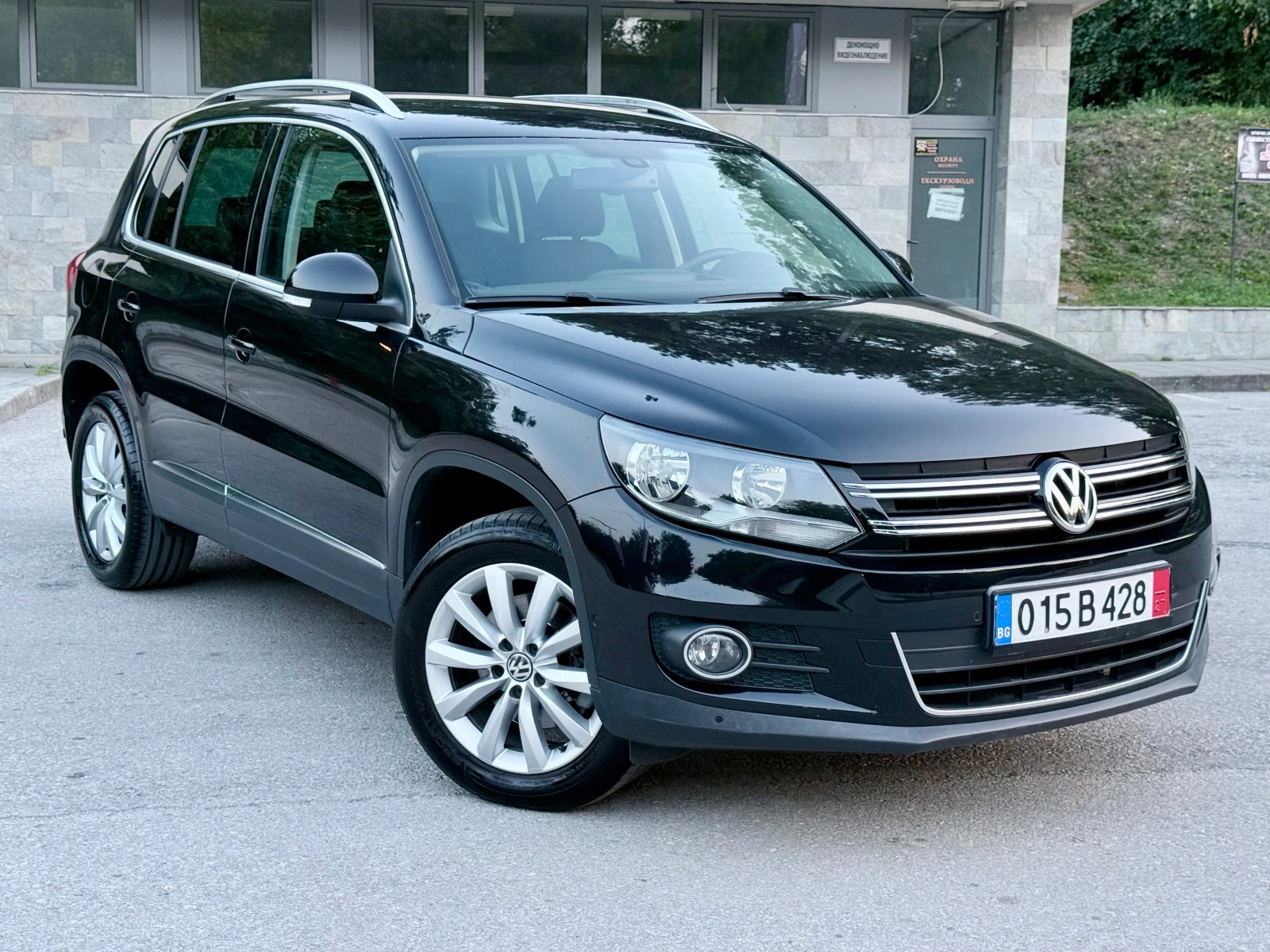 VW Tiguan 2.0TDI* HighLine* BlueMotion* Facelift* Navi* Euro, снимка 5 - Автомобили и джипове - 56124615
