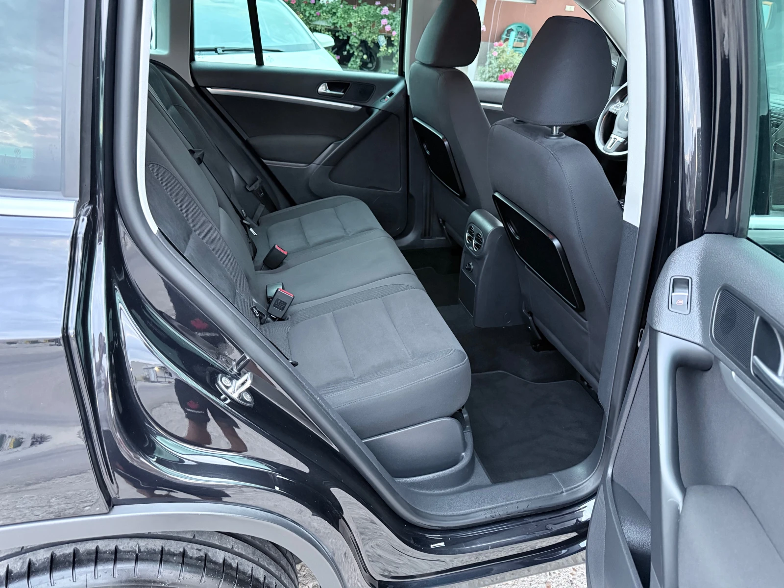 VW Tiguan 2.0TDI* HighLine* BlueMotion* Facelift* Navi* Euro, снимка 9 - Автомобили и джипове - 56124615
