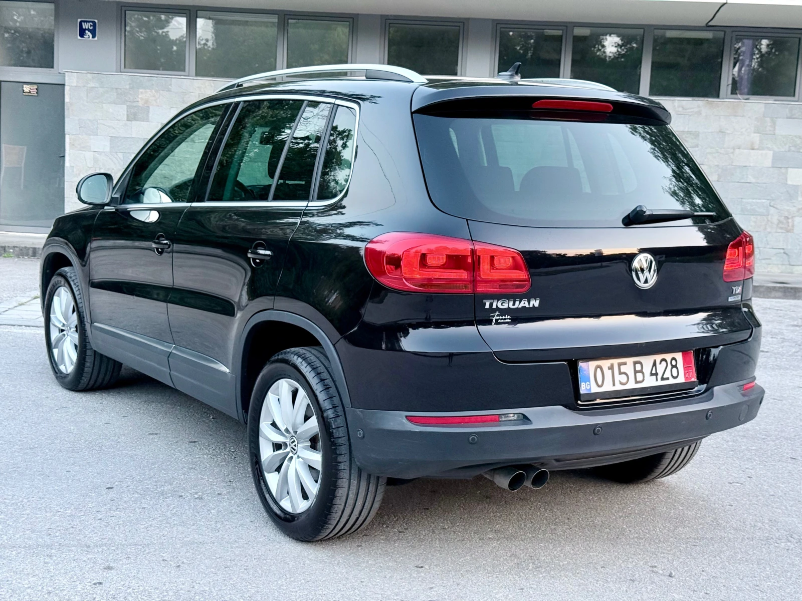 VW Tiguan 2.0TDI* HighLine* BlueMotion* Facelift* Navi* Euro, снимка 2 - Автомобили и джипове - 56124615