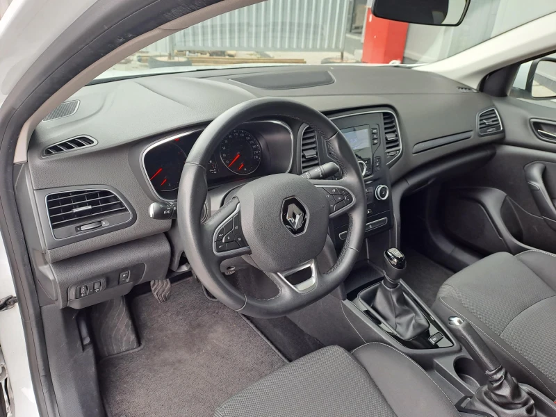 Renault Megane 1.3 Sedan TCe Life  140к.с., снимка 7 - Автомобили и джипове - 53458019