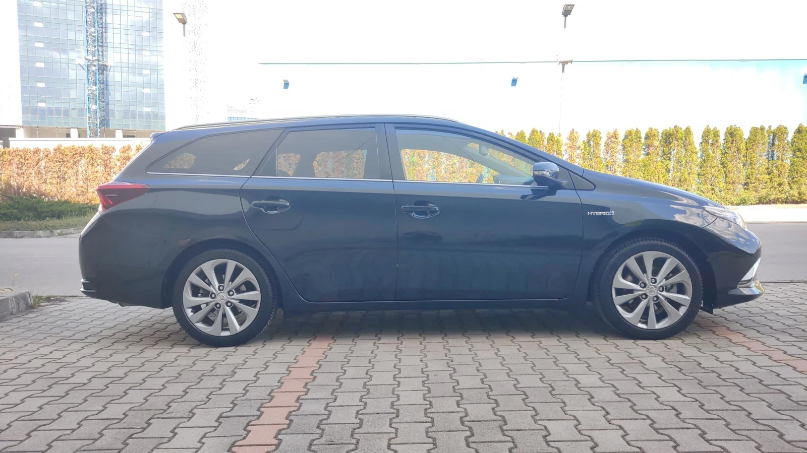Toyota Auris 1.8 HYBRID  - изображение 4
