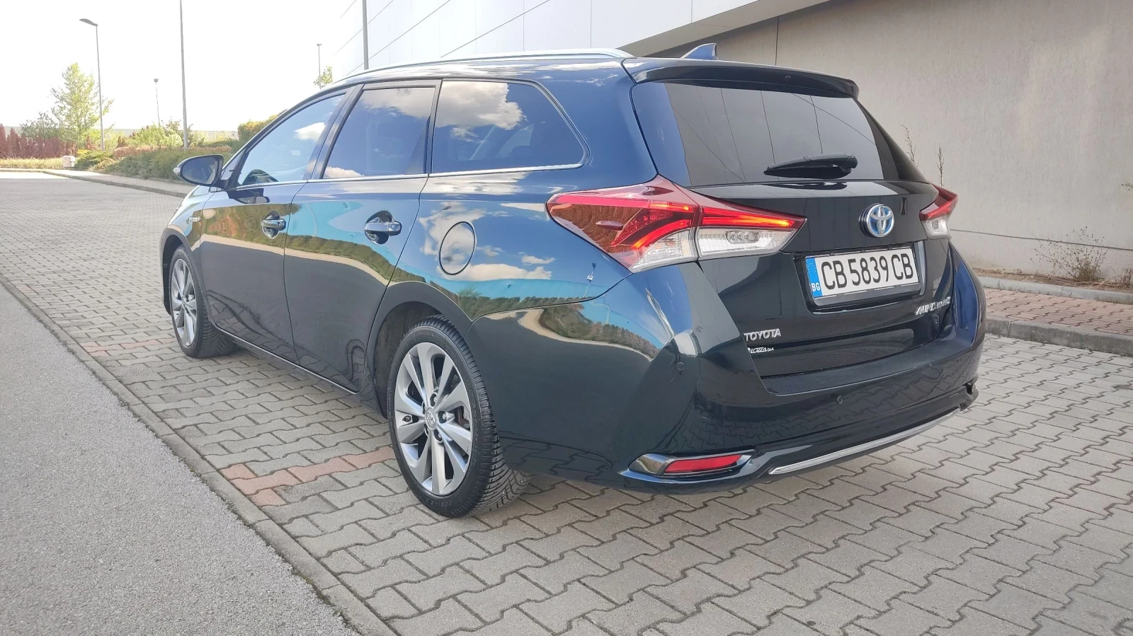 Toyota Auris 1.8 HYBRID  - изображение 8