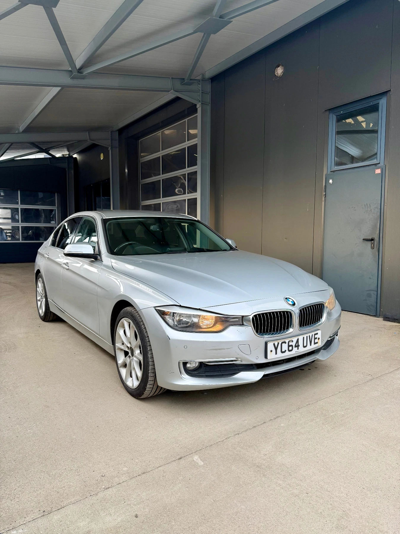 BMW 320 Luxury paket automatic, снимка 2 - Автомобили и джипове - 53858309