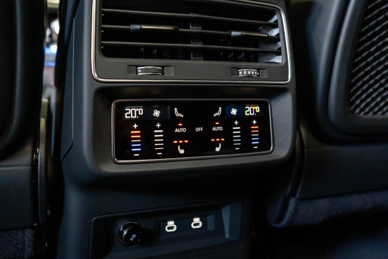 Audi SQ8 FACELIFT/ABT 650HP/CARBON/B&O/PANO/MATRIX/HEAD UP/, снимка 17 - Автомобили и джипове - 51165726