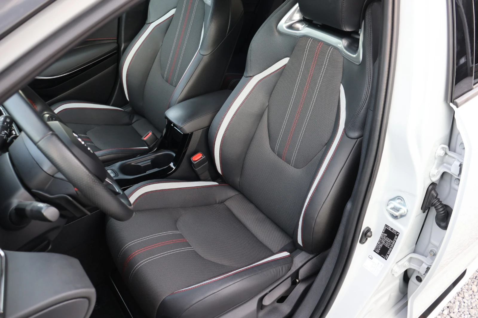 Toyota Corolla GR SPORT/НАПЪЛНО ОБСЛУЖЕНА СЪС ЗАВЕРЕНА ГАРАНЦИЯ/, снимка 13 - Автомобили и джипове - 55871955