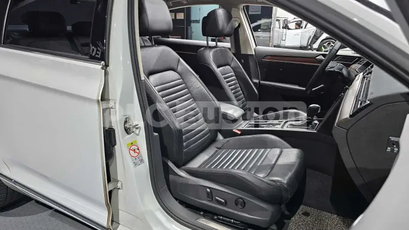 VW Passat 2.0TDI| HEAD-UP| ОБДУХВАНЕ| DISTRONIC| ВКЛ. ТЕХНОТ, снимка 12 - Автомобили и джипове - 54568176