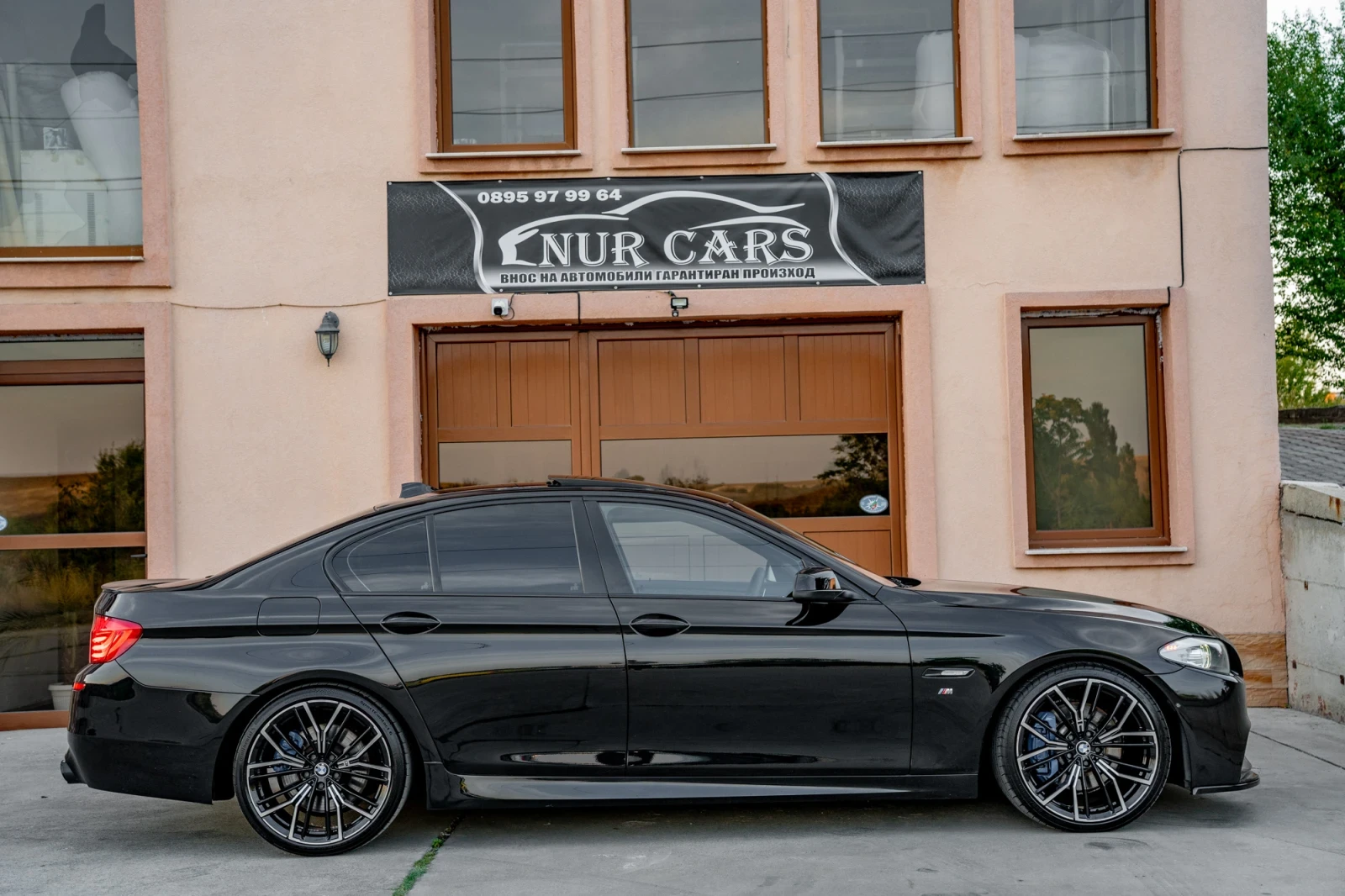 BMW 530 ДИСТРОНИК/ОБДУХВАНЕ/KEYLESS/HEAD UP/ВАКУУМ/ПЕЧКА - изображение 2