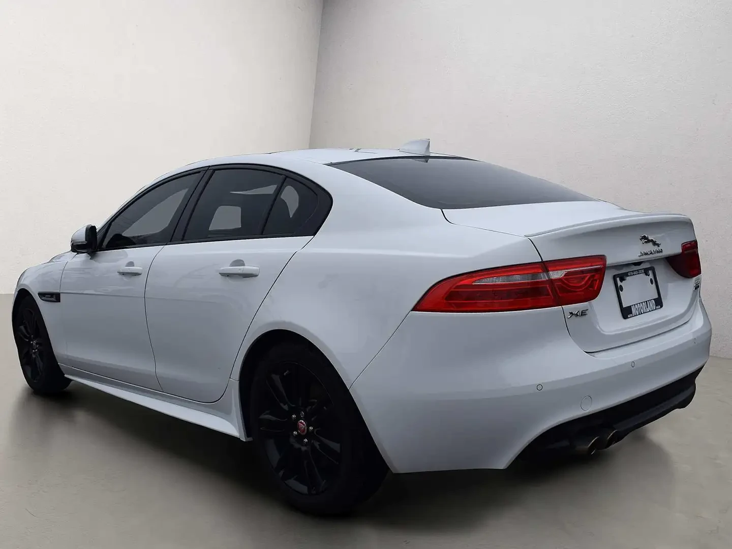 Jaguar XE R-Sport AWD, снимка 4 - Автомобили и джипове - 54098459