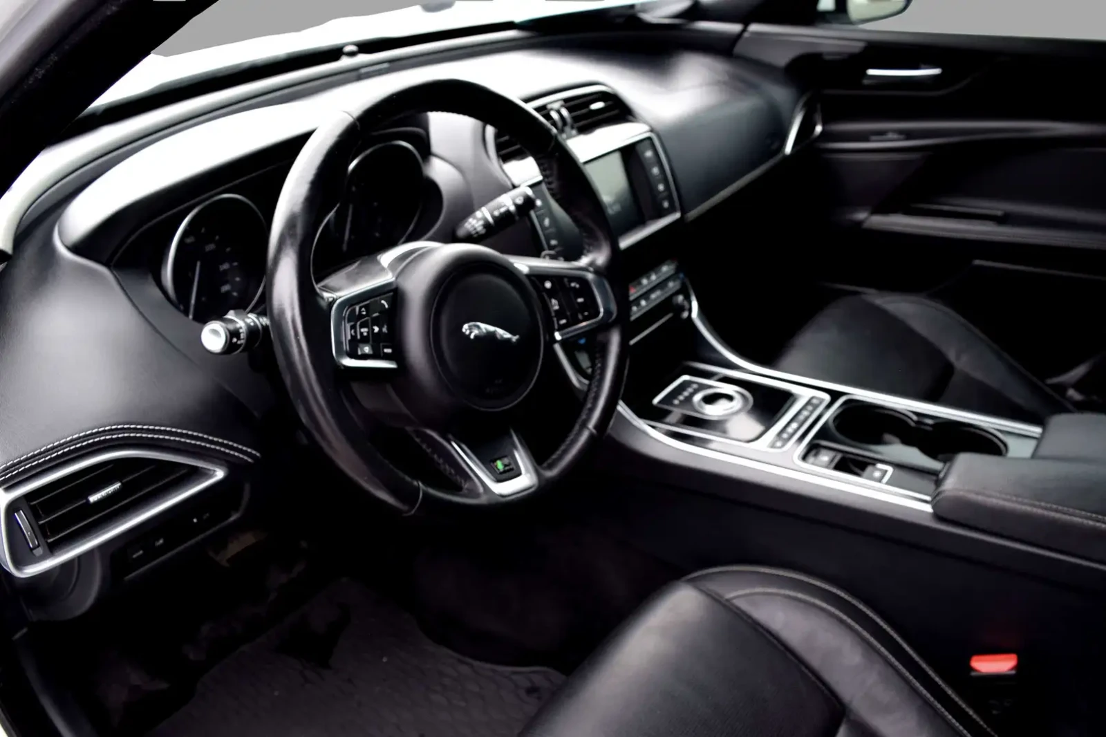 Jaguar XE R-Sport AWD, снимка 8 - Автомобили и джипове - 54098459