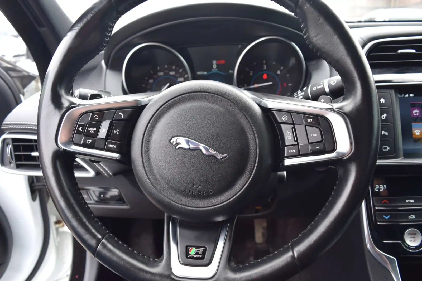 Jaguar XE R-Sport AWD, снимка 9 - Автомобили и джипове - 54098459