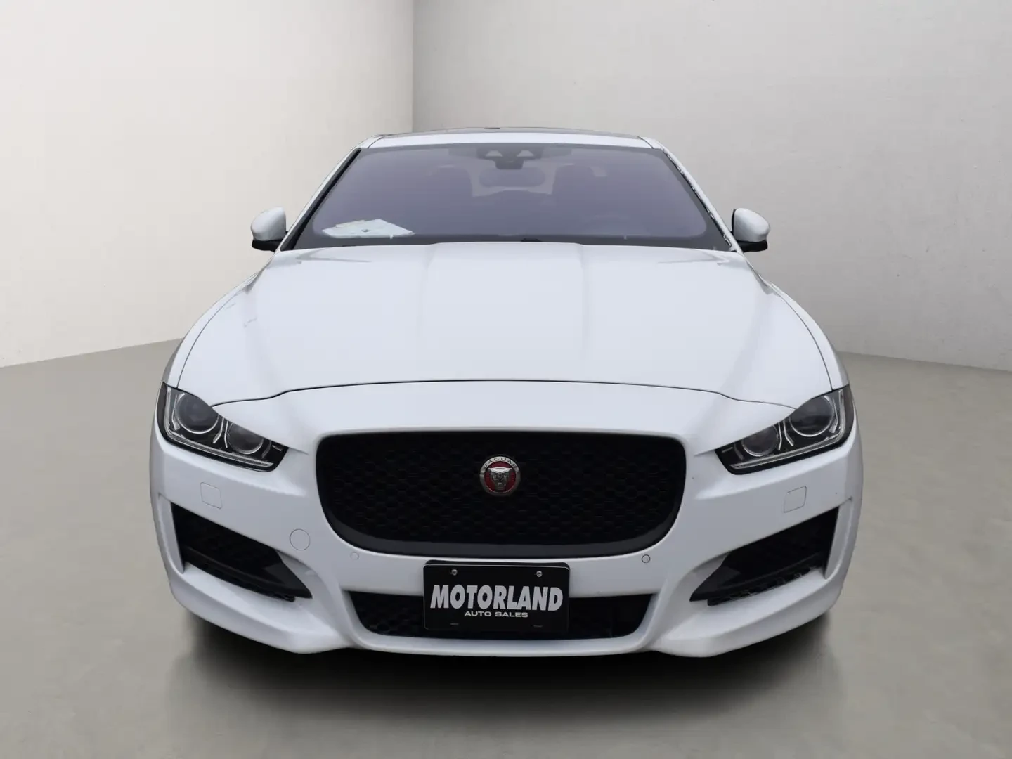 Jaguar XE R-Sport AWD, снимка 3 - Автомобили и джипове - 54098459