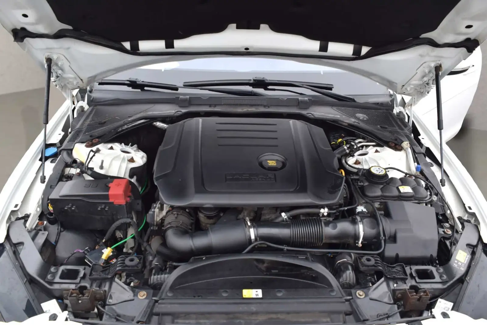 Jaguar XE R-Sport AWD, снимка 14 - Автомобили и джипове - 54098459