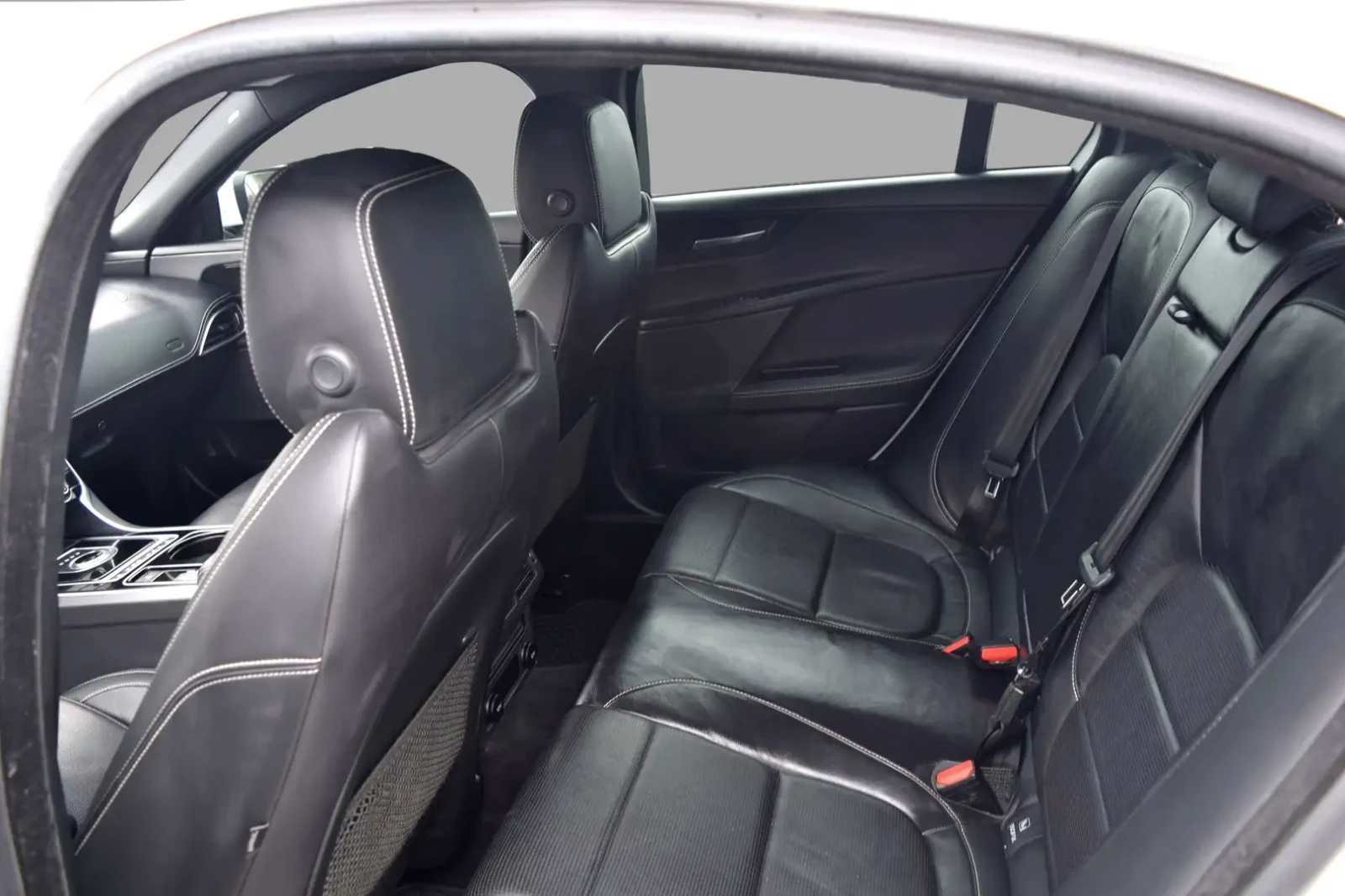 Jaguar XE R-Sport AWD, снимка 13 - Автомобили и джипове - 54098459