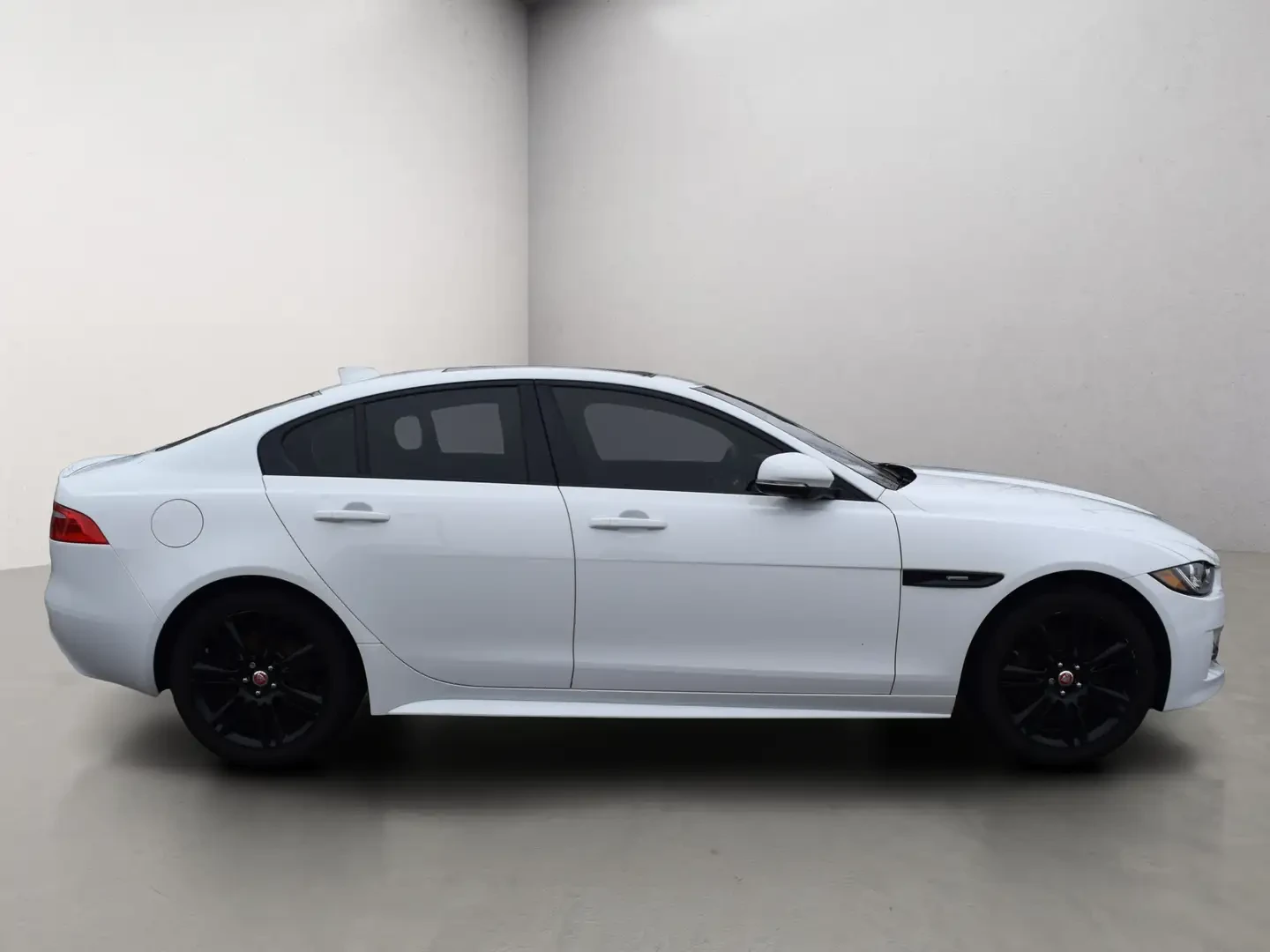 Jaguar XE R-Sport AWD, снимка 2 - Автомобили и джипове - 54098459