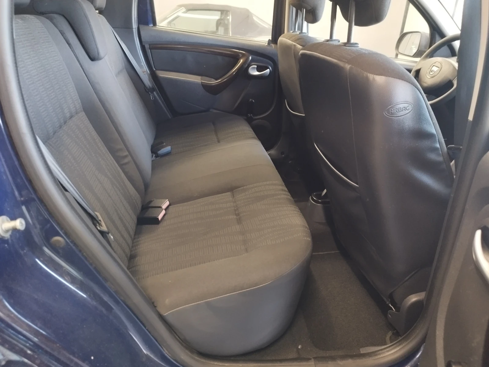 Dacia Duster 1.6 бензин, снимка 11 - Автомобили и джипове - 54594352