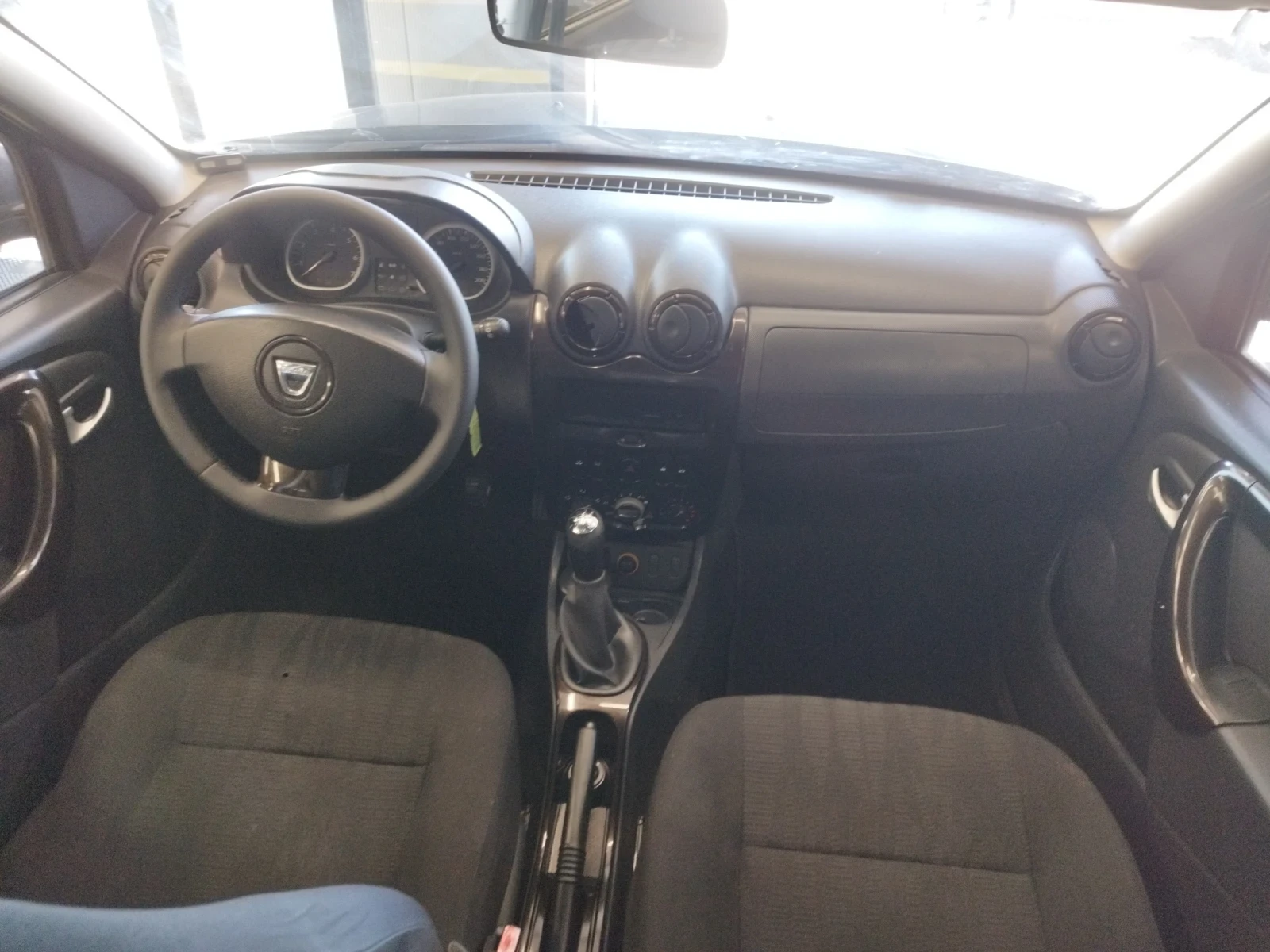 Dacia Duster 1.6 бензин, снимка 10 - Автомобили и джипове - 54594352